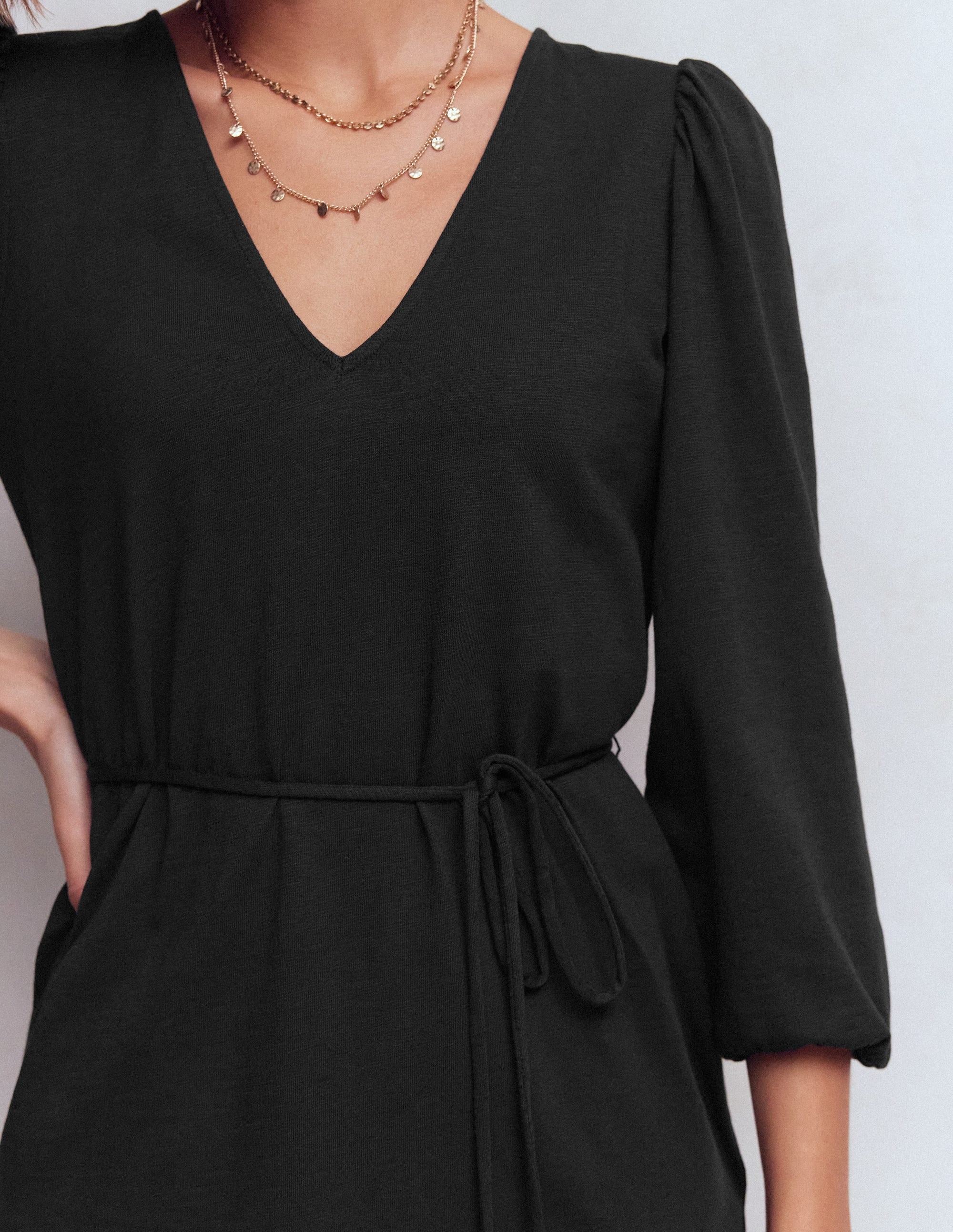 Cary Kurzes Kleid mit V-Ausschnitt-Schwarz - Image 2