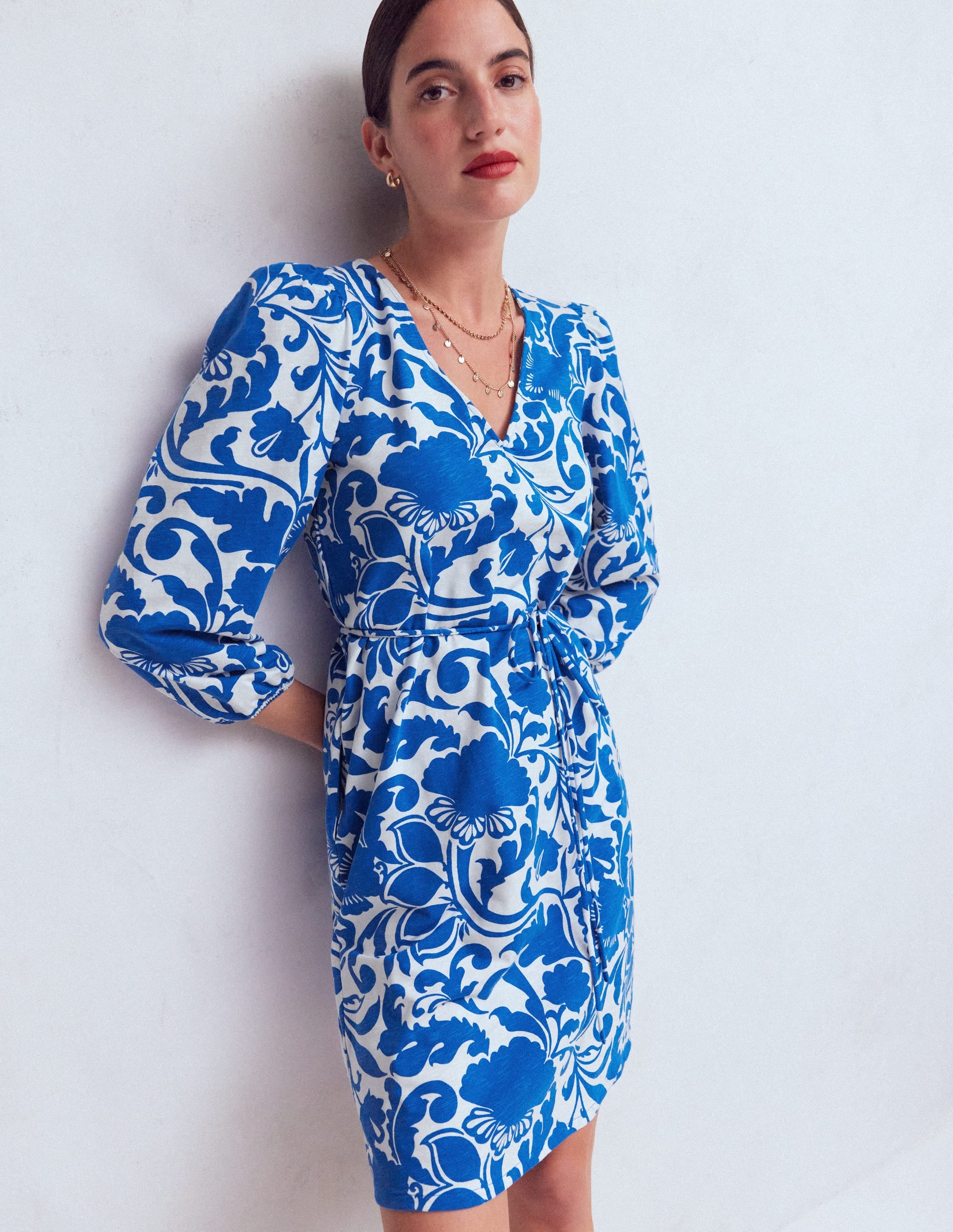 Cary Kurzes Kleid mit V-Ausschnitt-Blau, Blühende Wiese - Image 1