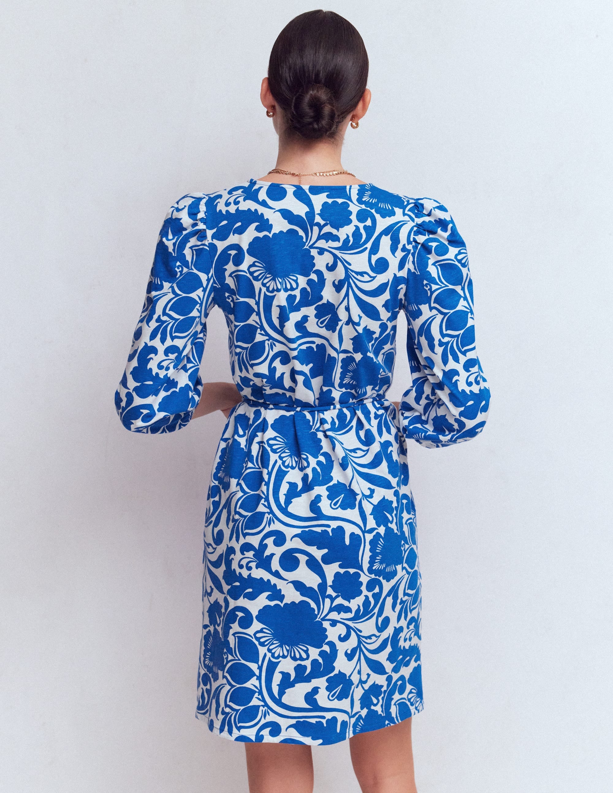 Cary Kurzes Kleid mit V-Ausschnitt-Blau, Blühende Wiese - Image 3