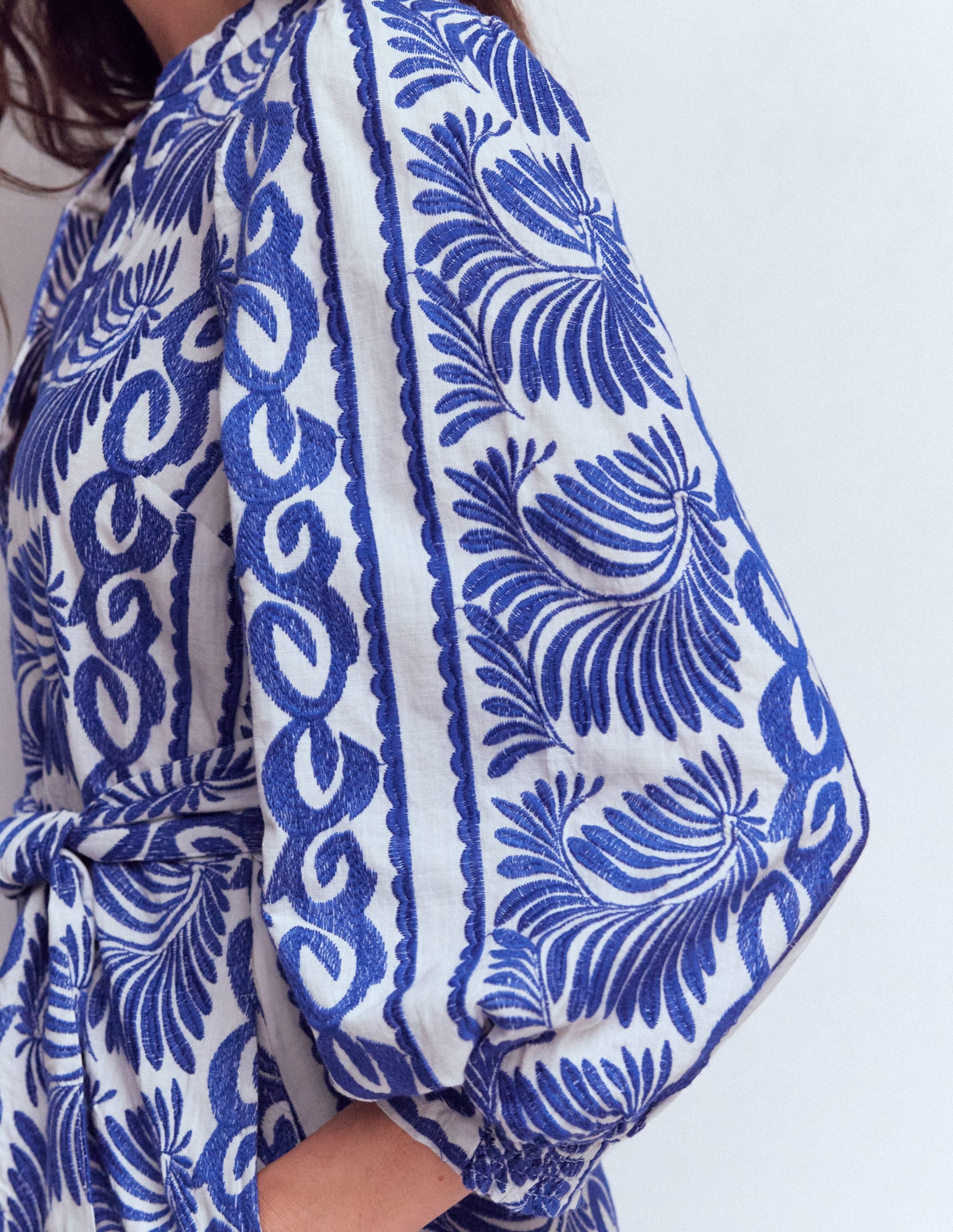 Octavia Baumwollkleid-Blau Naturweiß Stickerei - Image 2