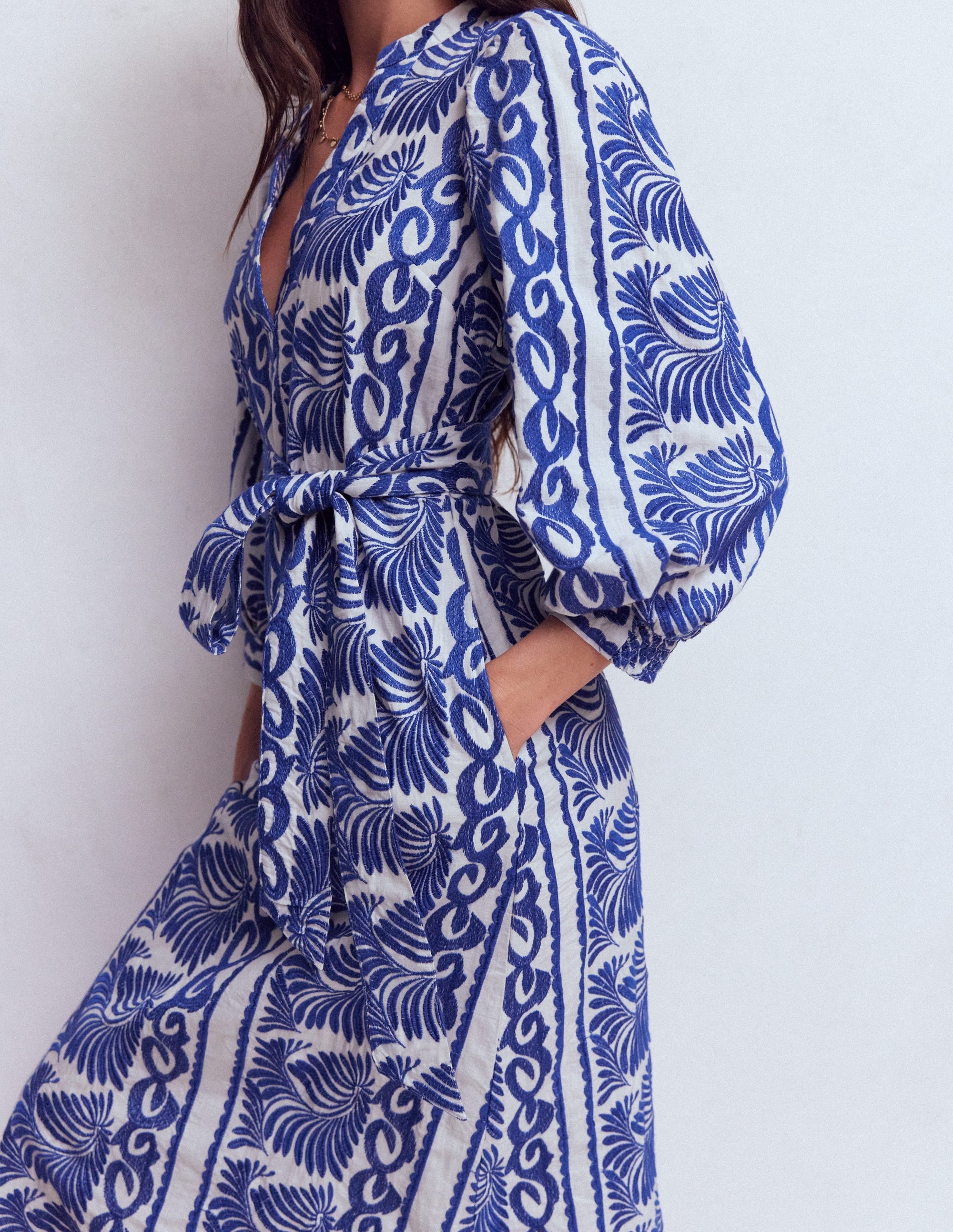 Octavia Baumwollkleid-Blau Naturweiß Stickerei - Image 5
