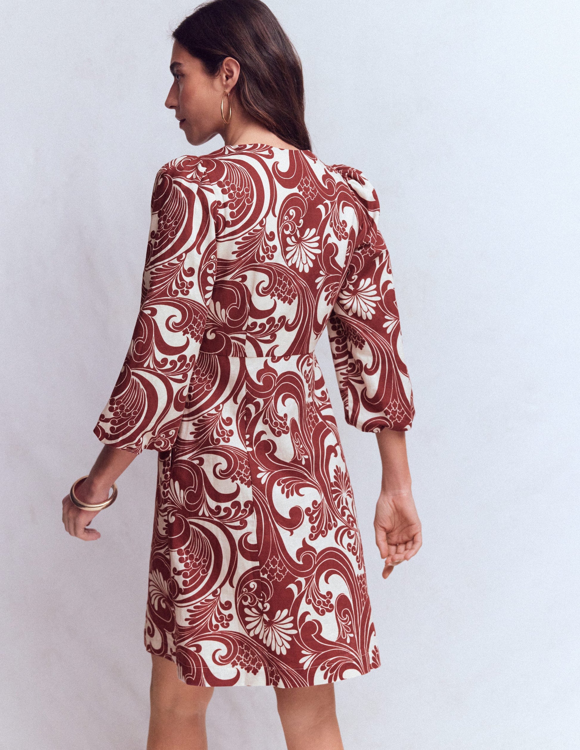 Marla Kurzes Kleid aus Leinenmischgewebe-Braun Laubwirbel-4