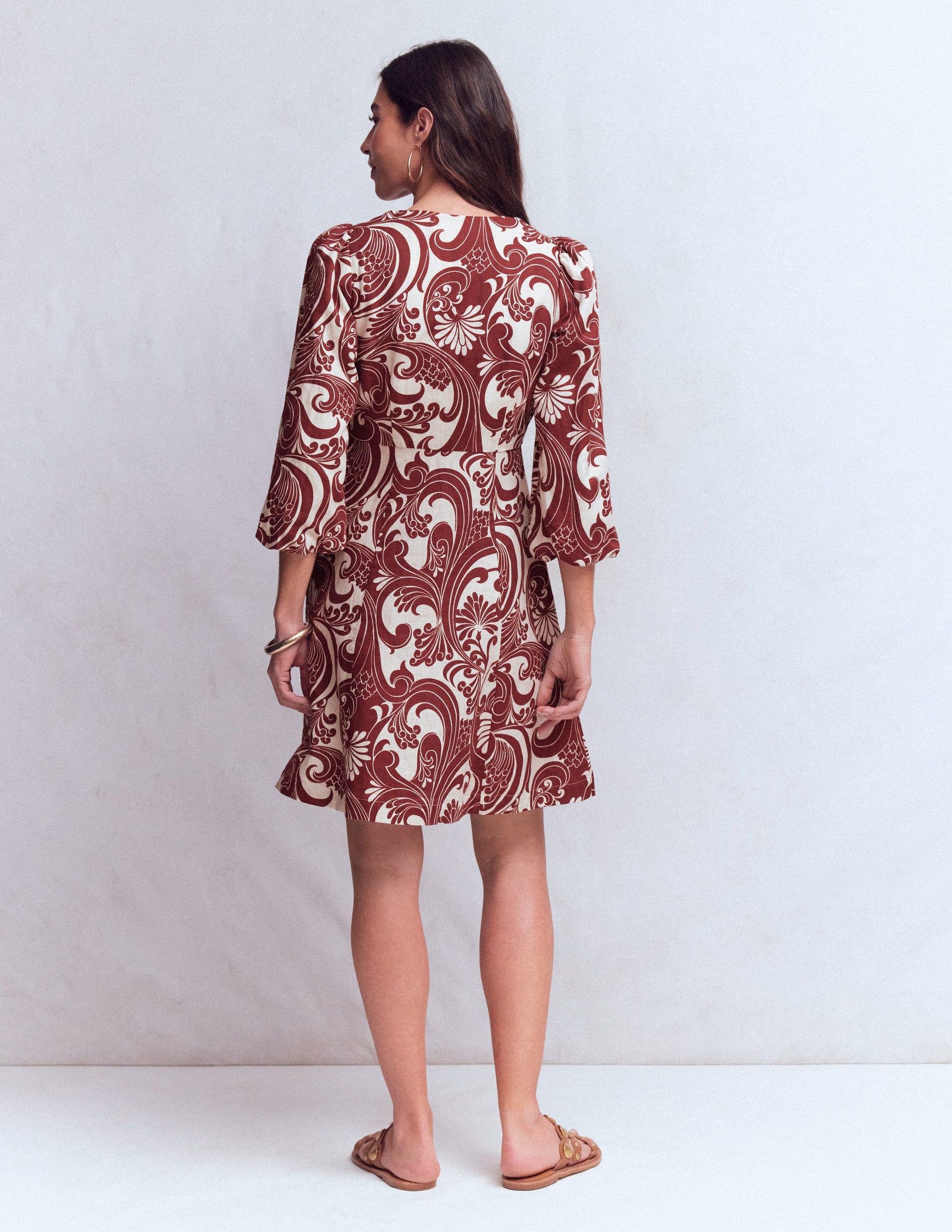 Marla Kurzes Kleid aus Leinenmischgewebe-Braun Laubwirbel-8