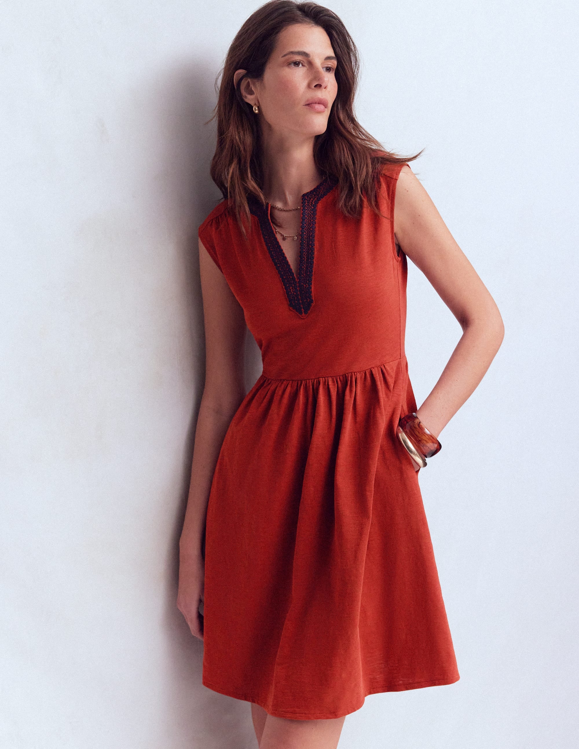 May Kurzes, besticktes Kleid-Braun-Orange - Image 1