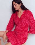 Robe courte en éponge à col-Rouge Merida, motif Ornamental Foliage