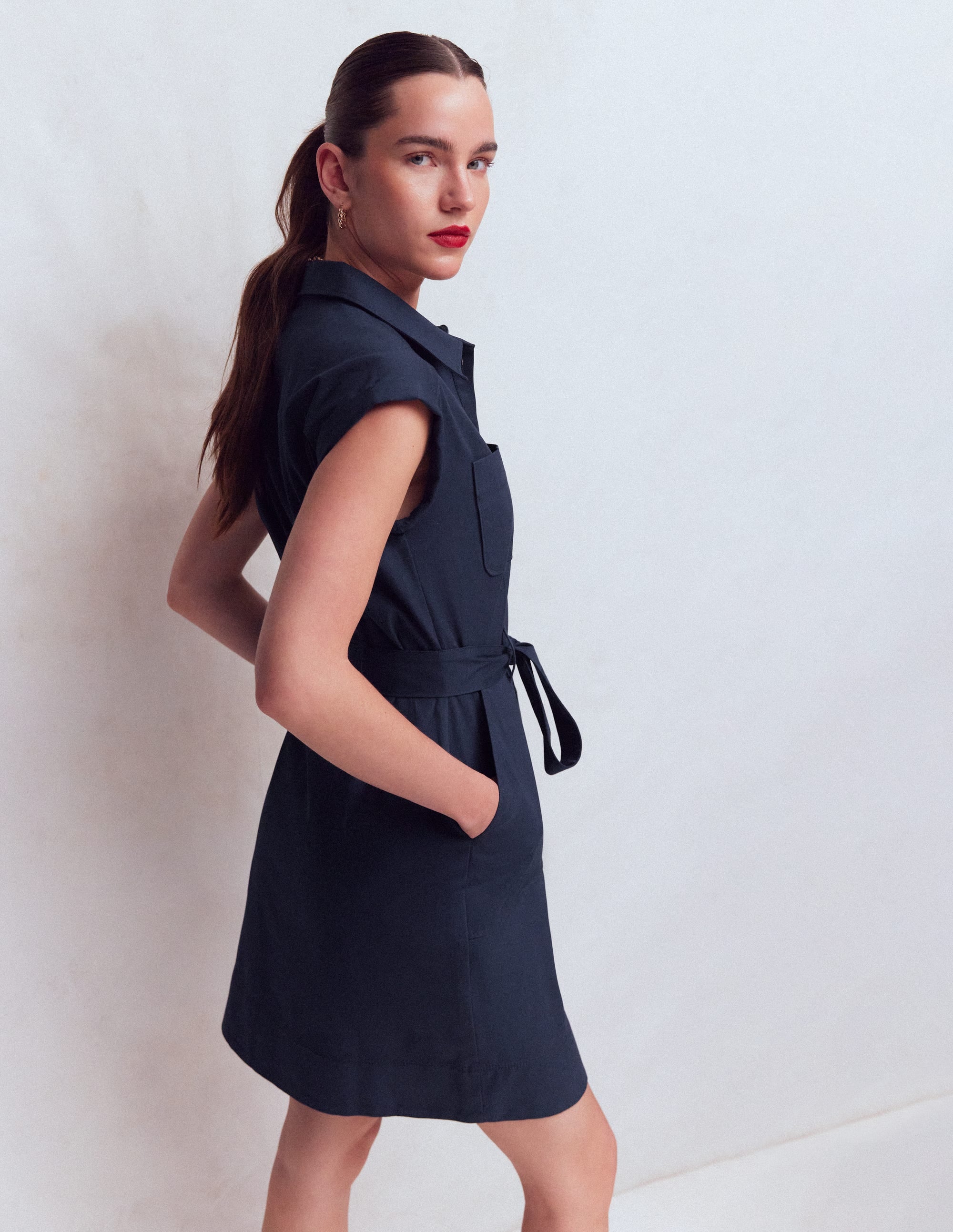Kurzes Hemdblusenkleid mit Gürtel-Marineblau - Image 3