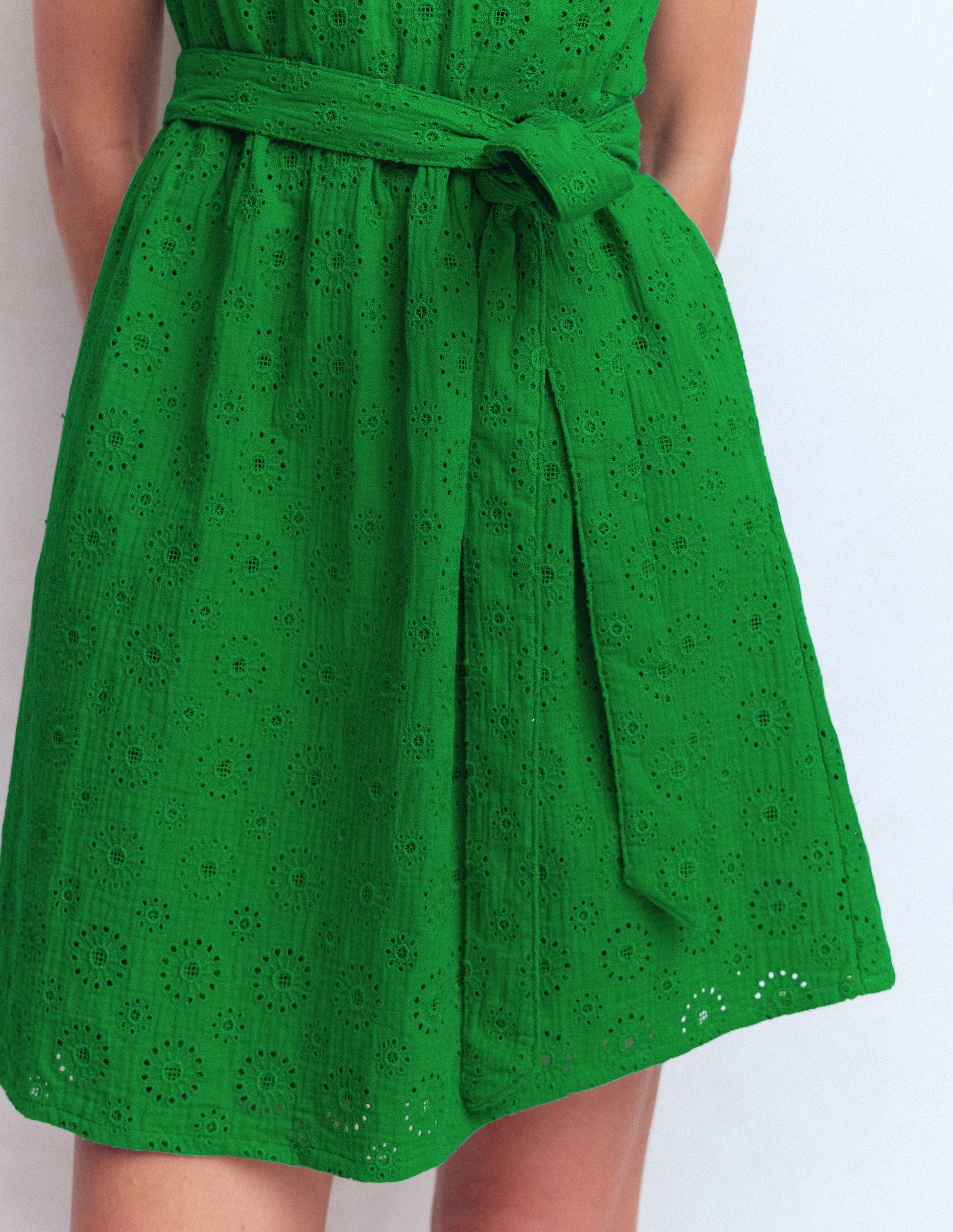 Viv Kurzes Doppeltuch-Kleid-Highland-Grün Lochstickerei-2