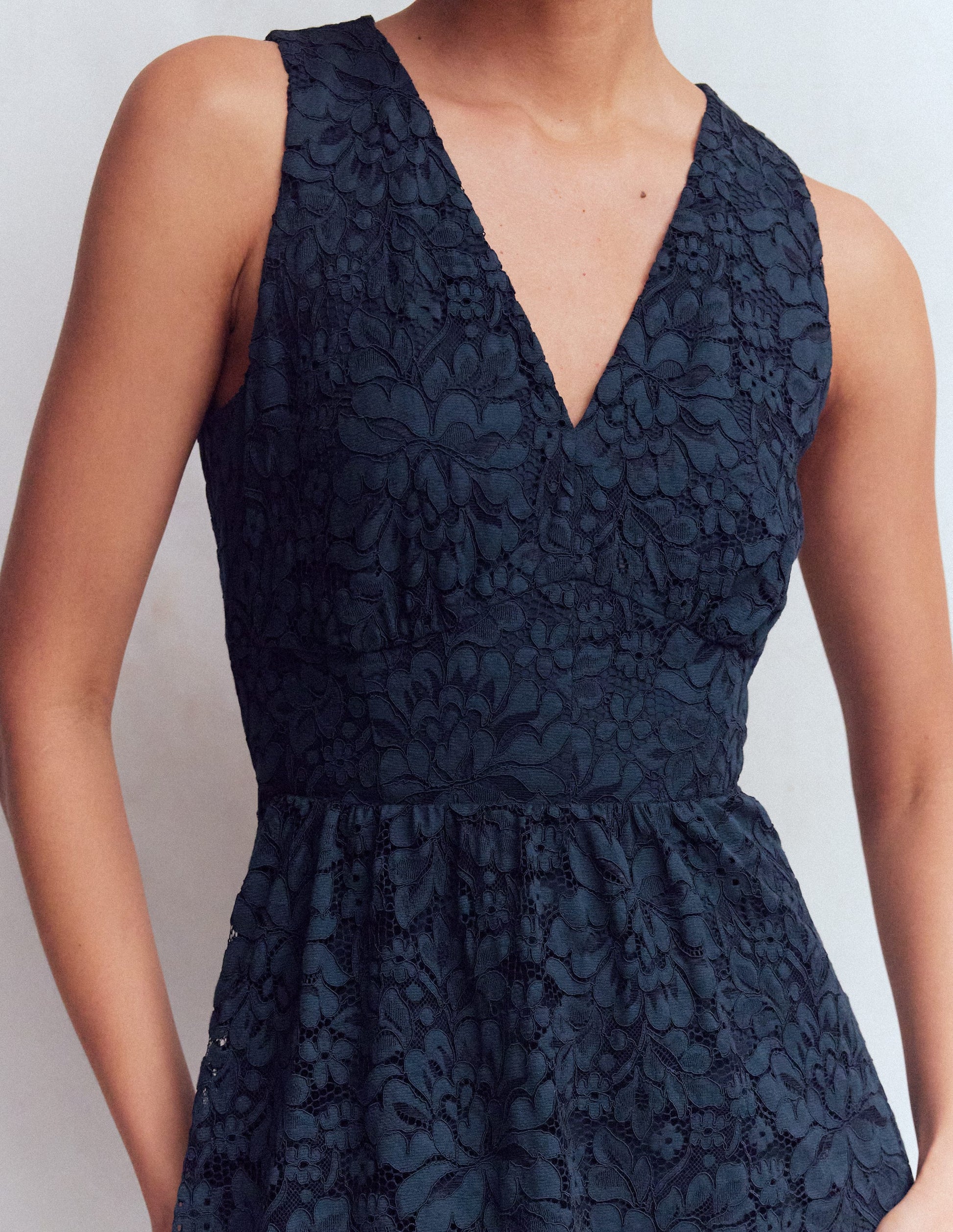 Robe en dentelle à empiècements et décolleté plongeant-Bleu marine-3