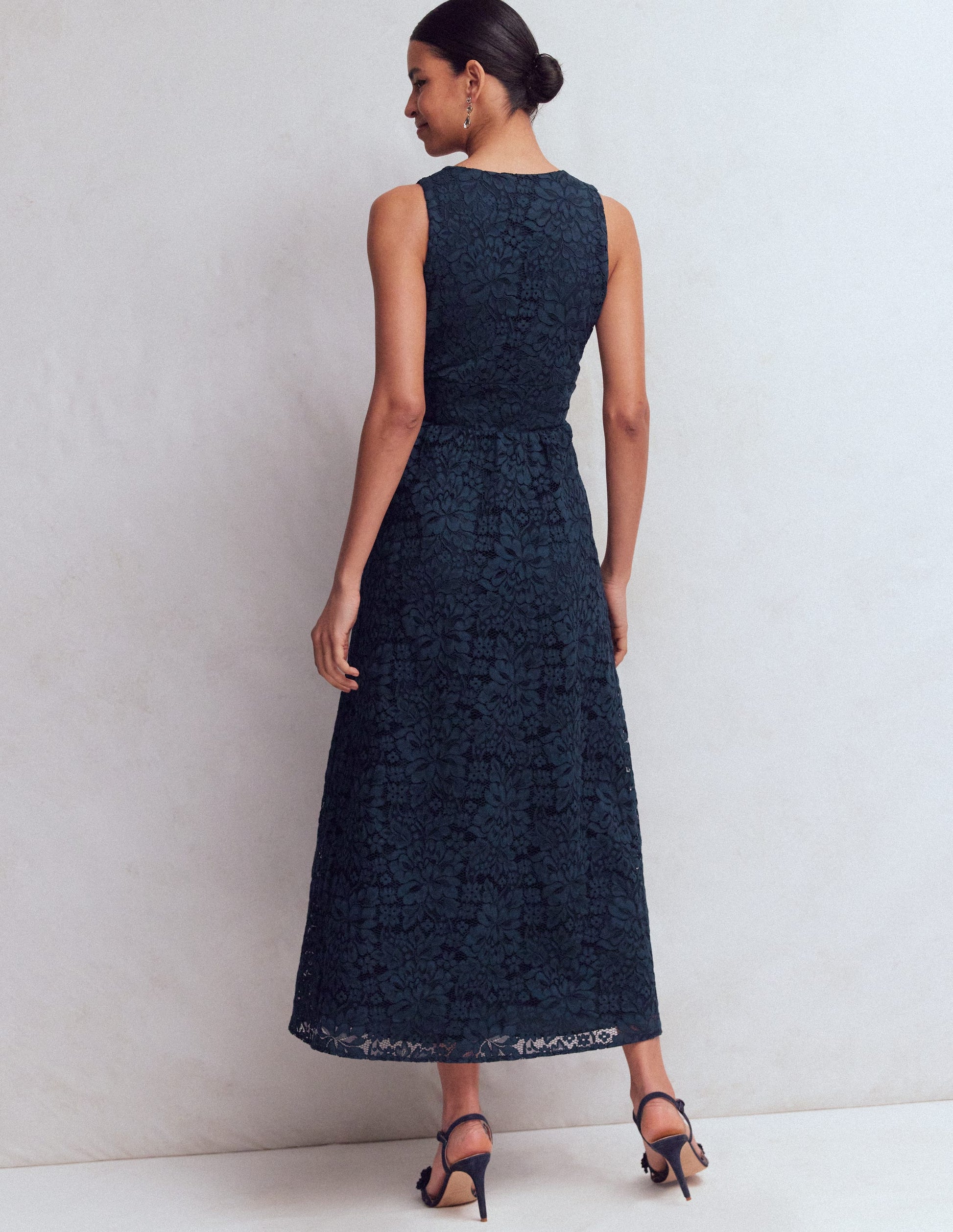 Robe en dentelle à empiècements et décolleté plongeant-Bleu marine-4