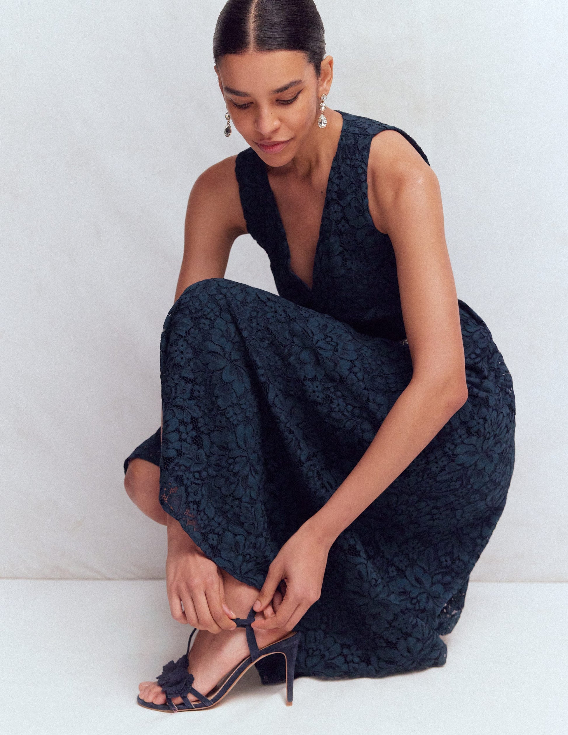 Robe en dentelle à empiècements et décolleté plongeant-Bleu marine-6