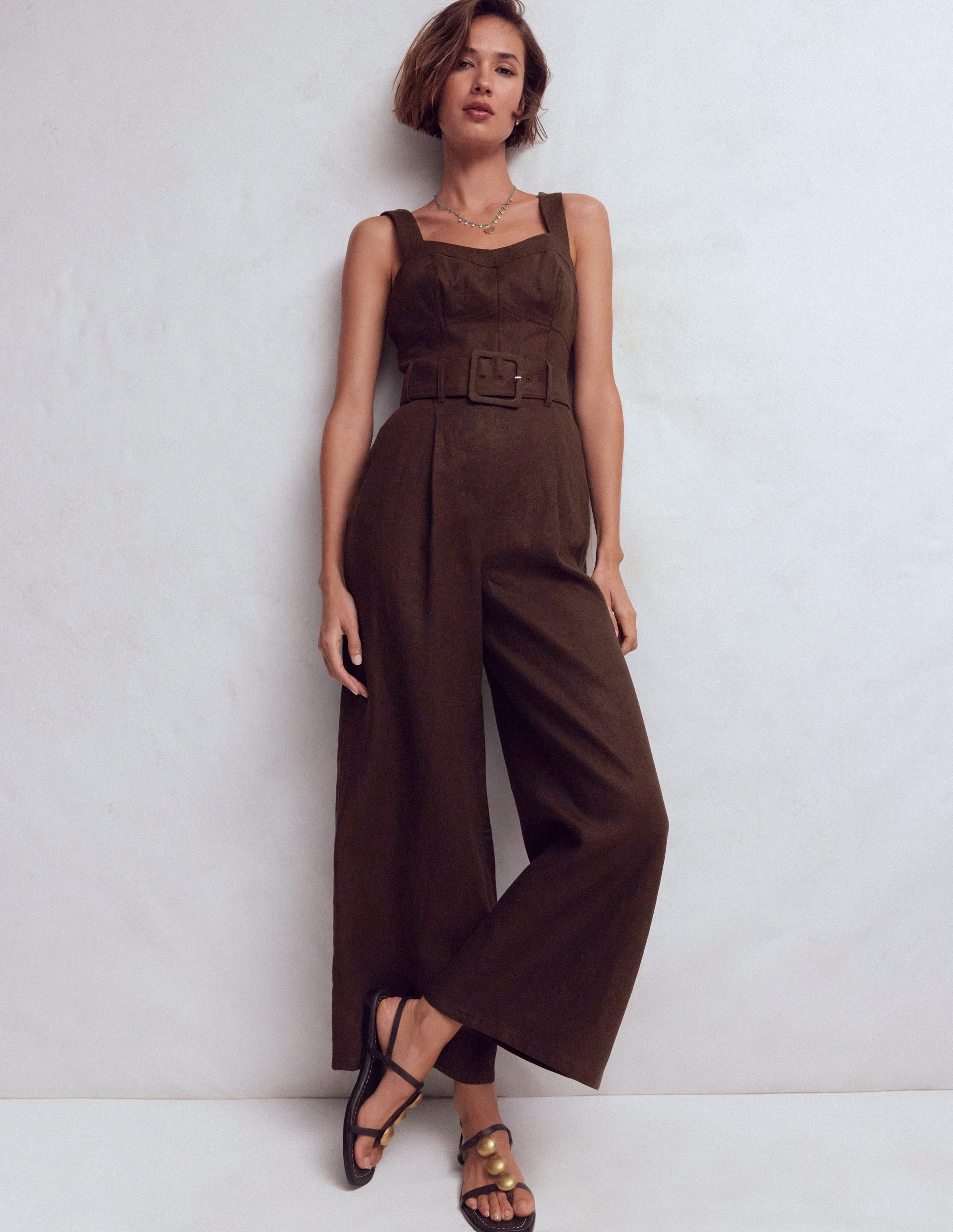 Leinen-Jumpsuit mit  Einsätzen am Oberteil-Bitterschokolade - Image 1