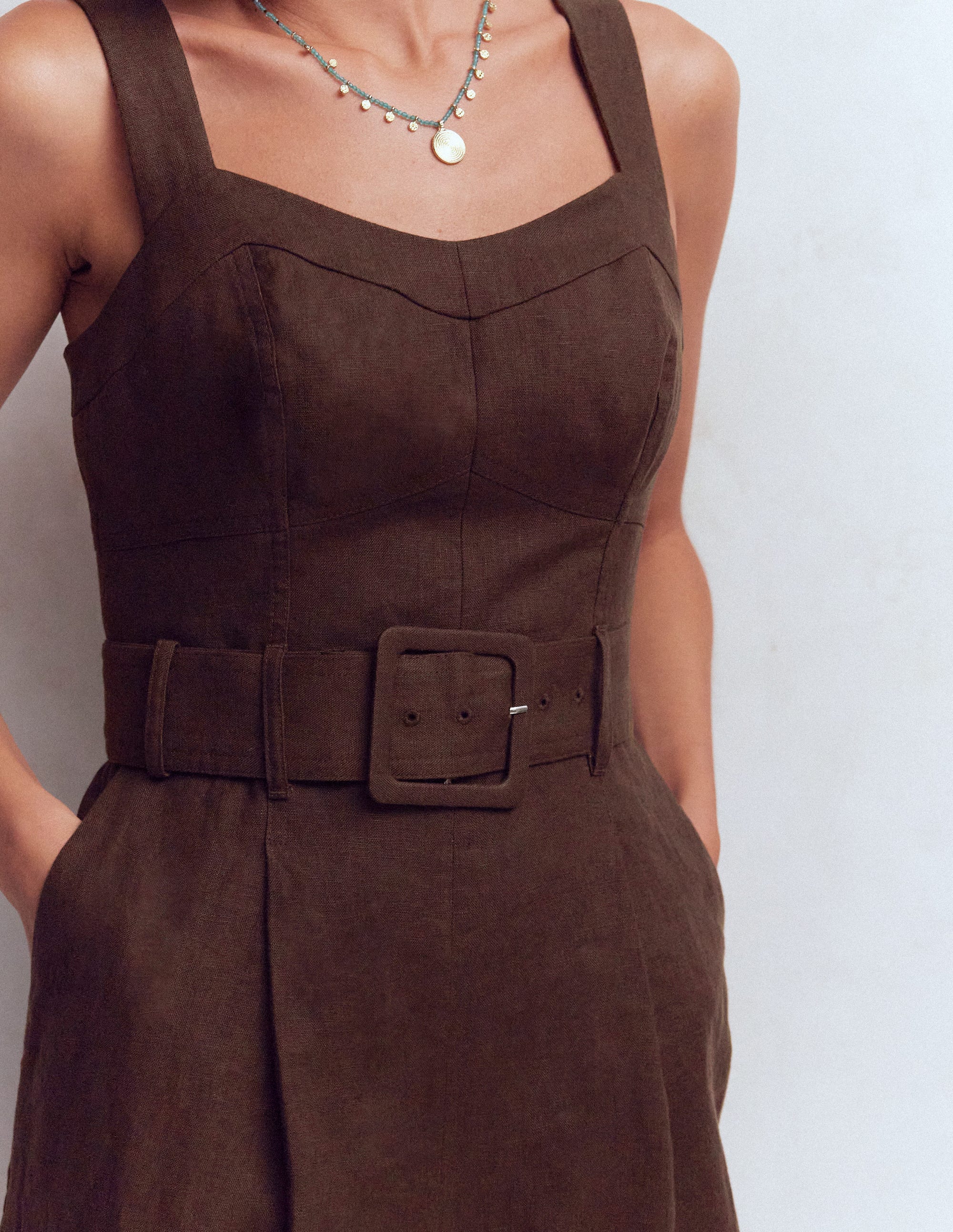 Leinen-Jumpsuit mit  Einsätzen am Oberteil-Bitterschokolade - Image 2