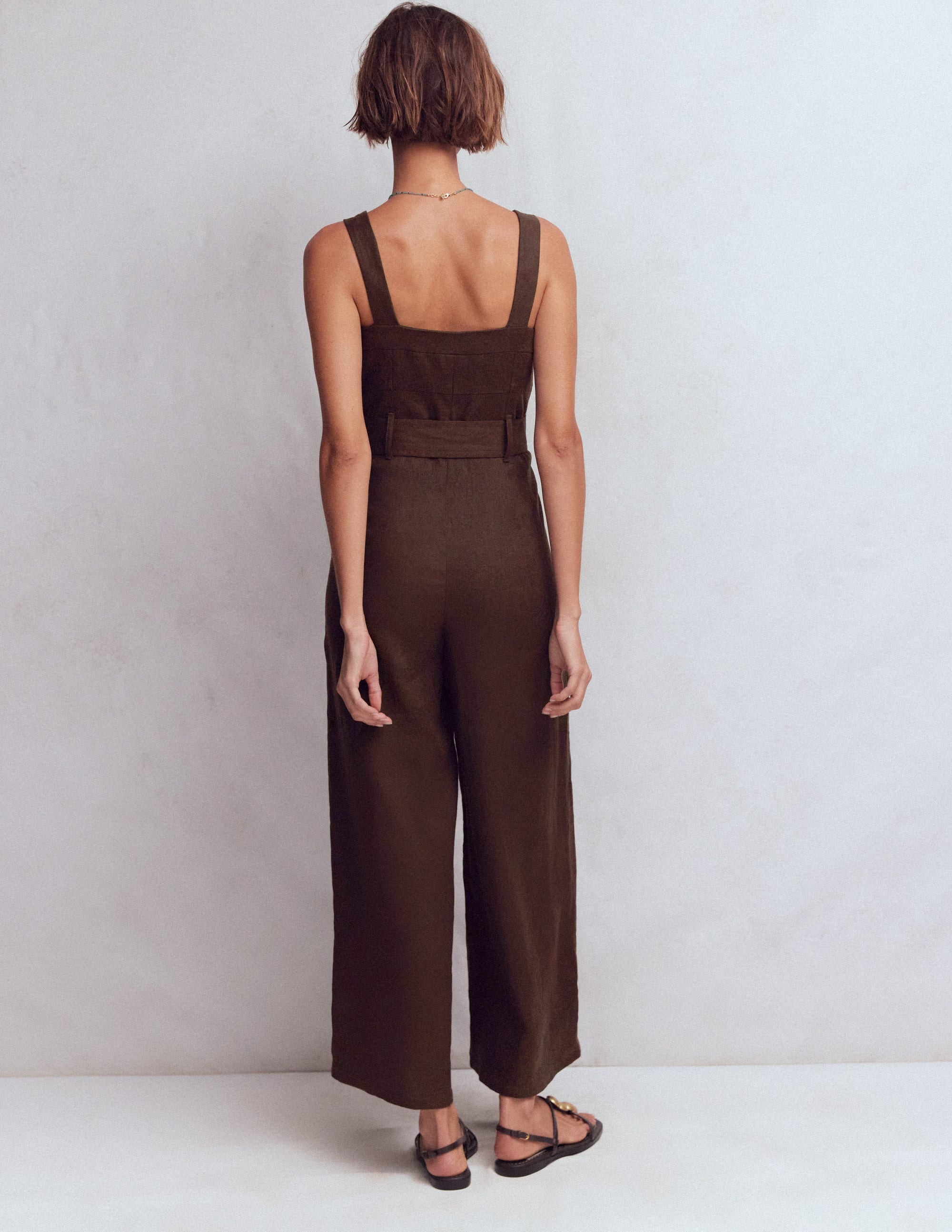 Leinen-Jumpsuit mit  Einsätzen am Oberteil-Bitterschokolade - Image 3
