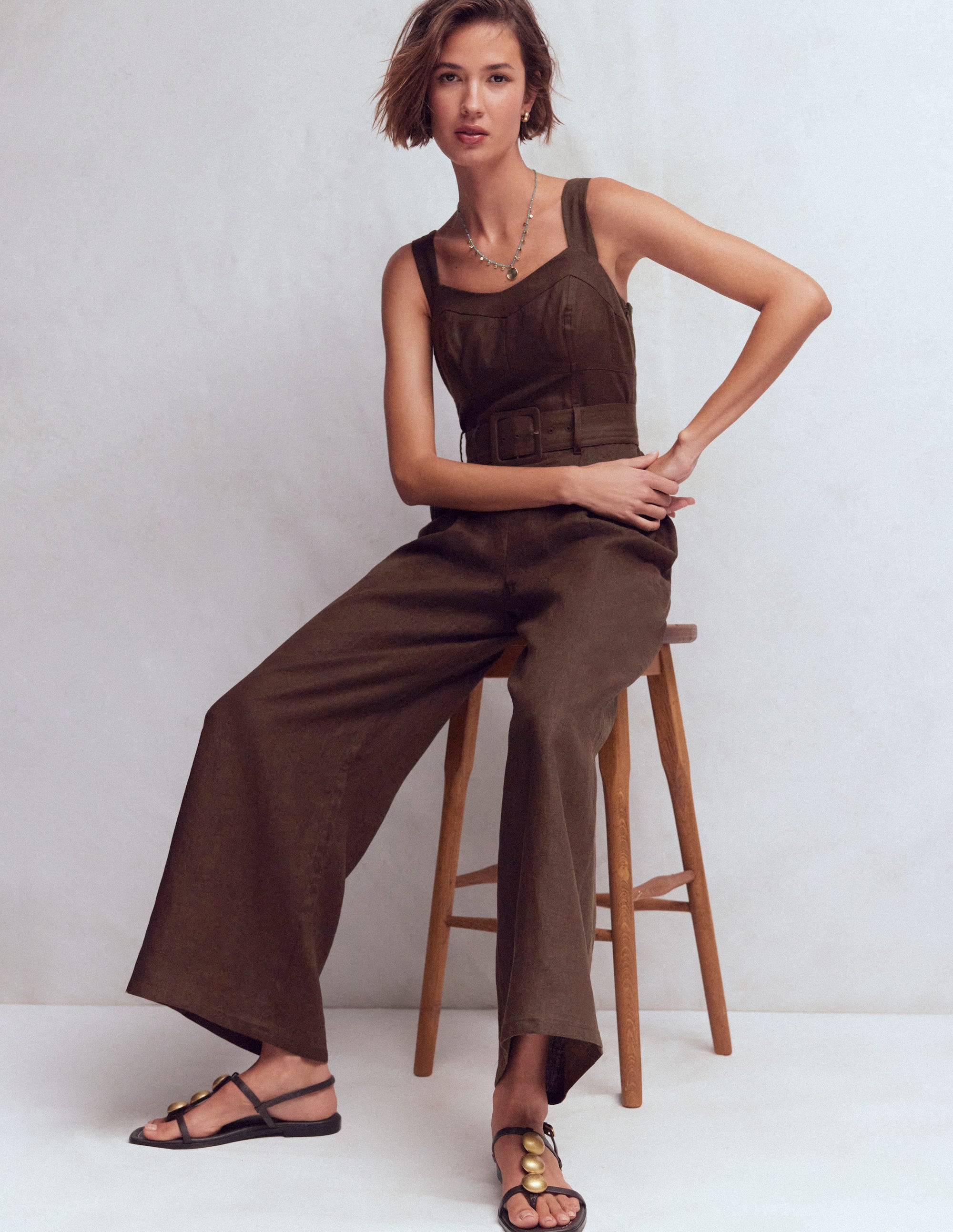Leinen-Jumpsuit mit  Einsätzen am Oberteil-Bitterschokolade - Image 4