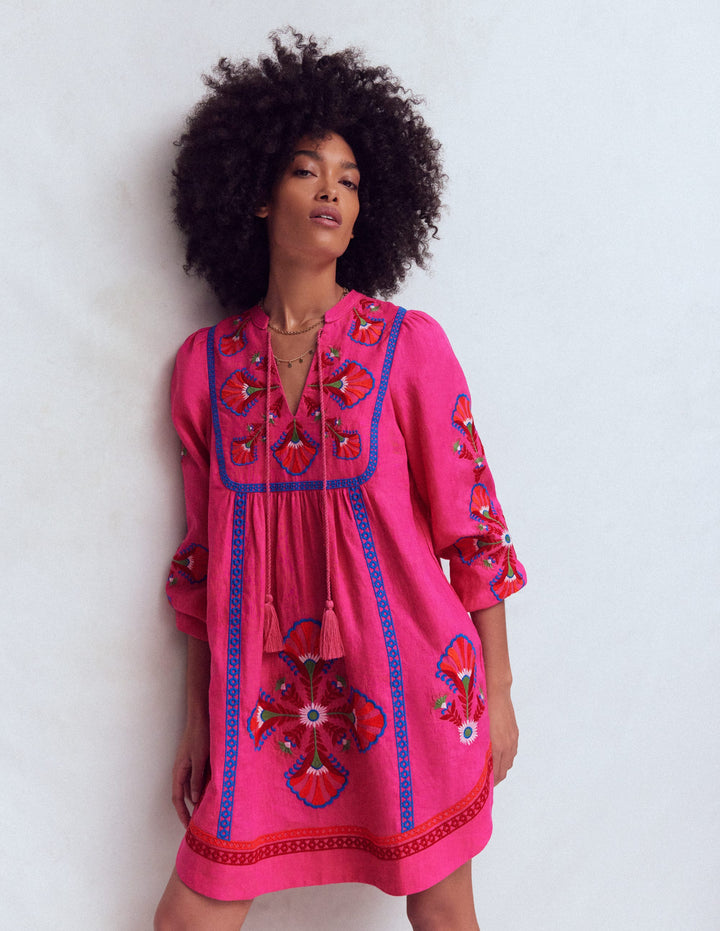 Pia Kleid aus Leinenmischgewebe mit Passe-Rosa, Stickerei