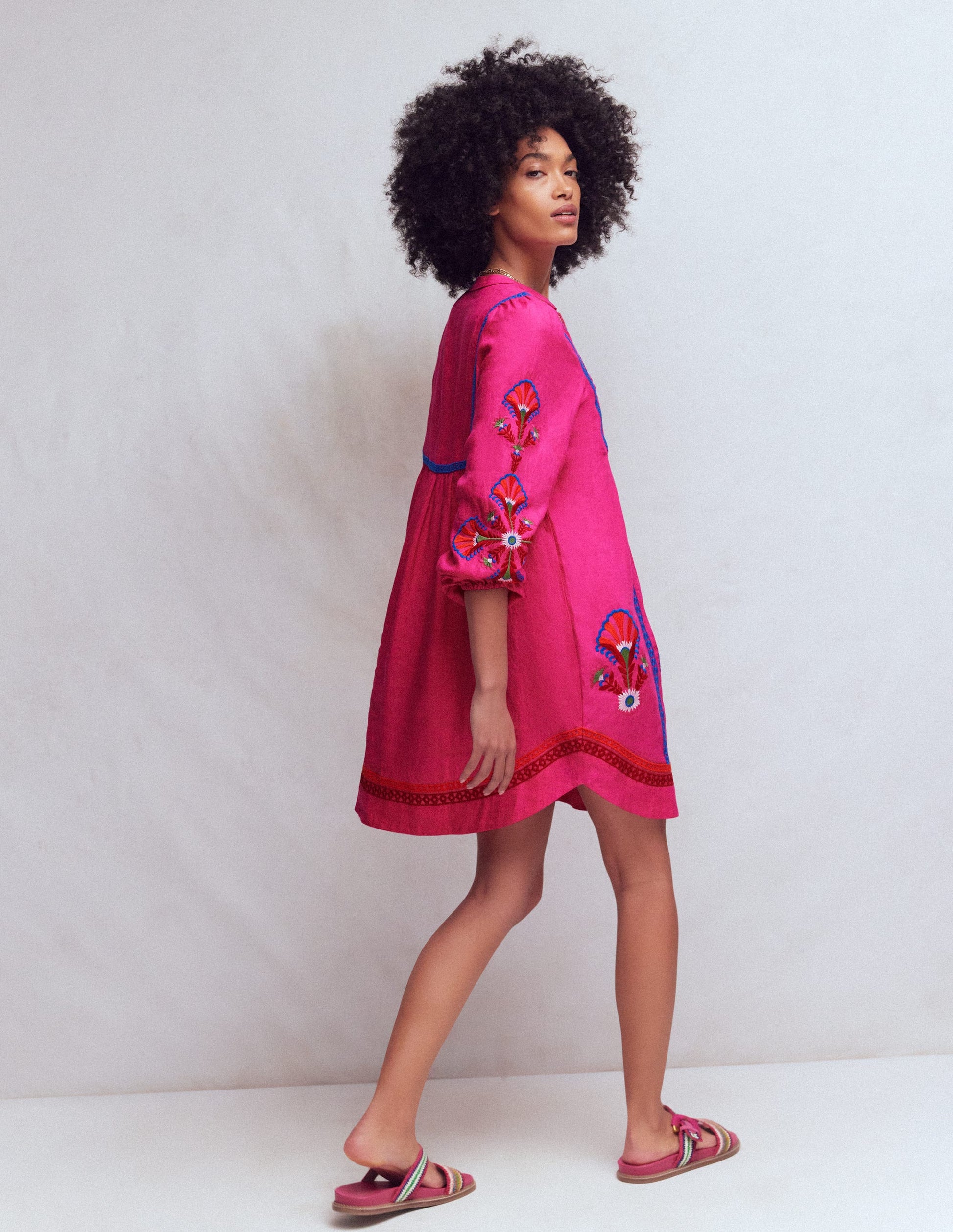 Pia Kleid aus Leinenmischgewebe mit Passe-Rosa, Stickerei-3