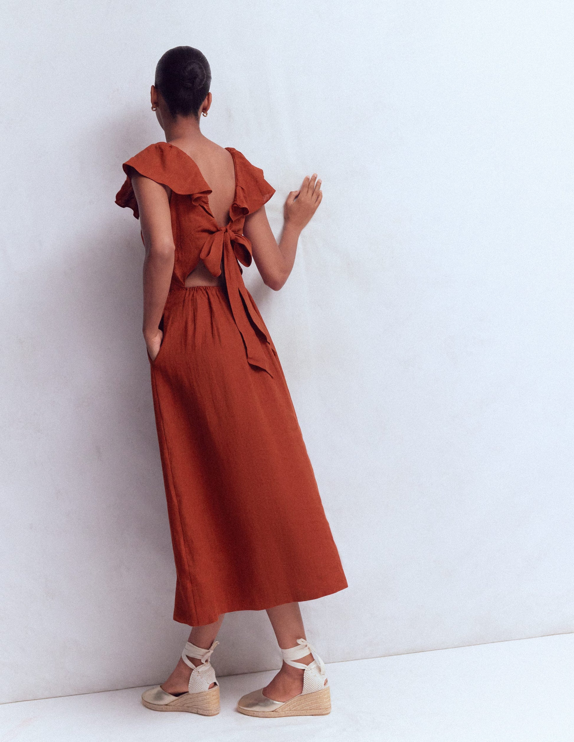Leinenkleid mit Mega-Rüschen-Gebranntes Henna-4
