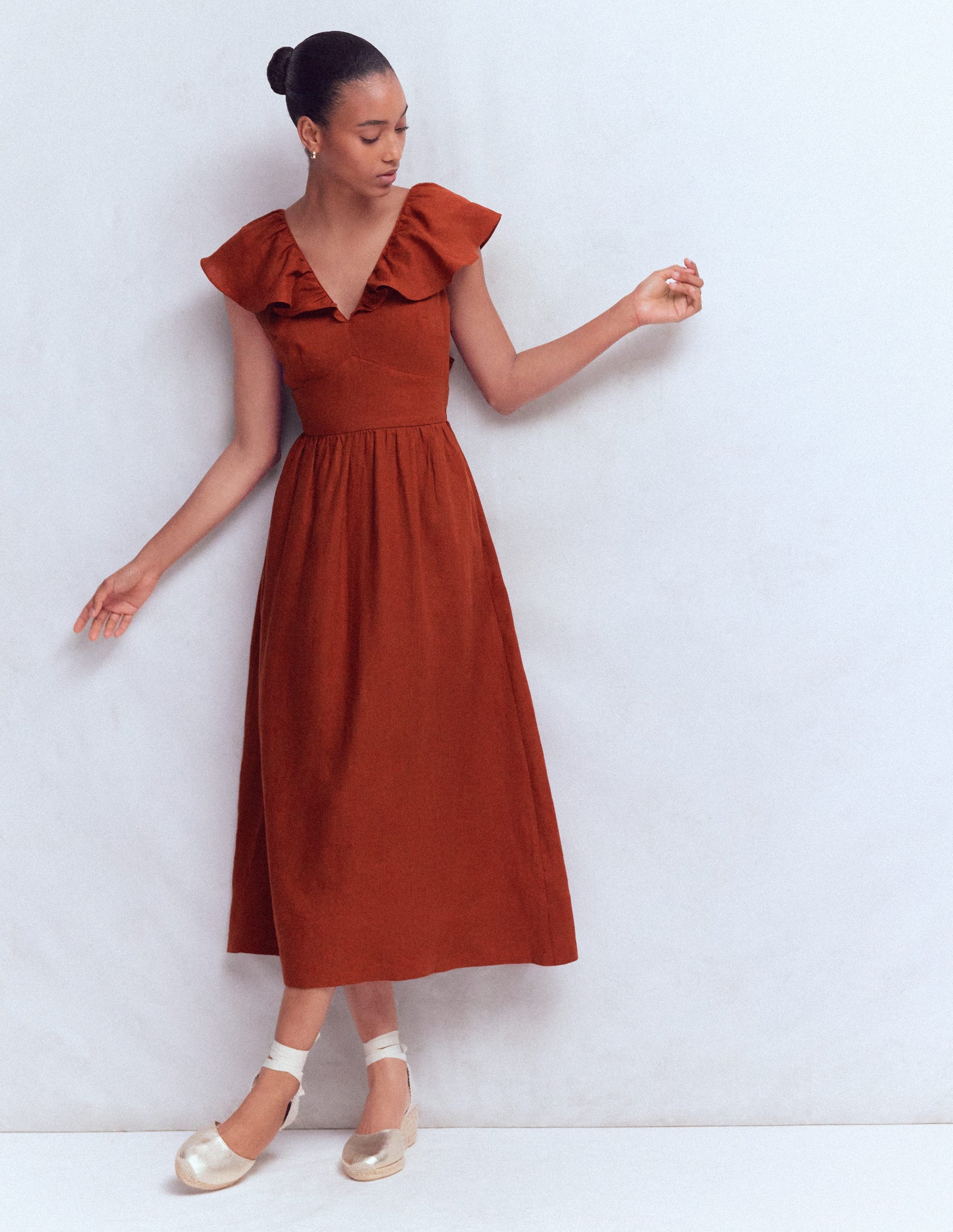 Leinenkleid mit Mega-Rüschen-Gebranntes Henna-5