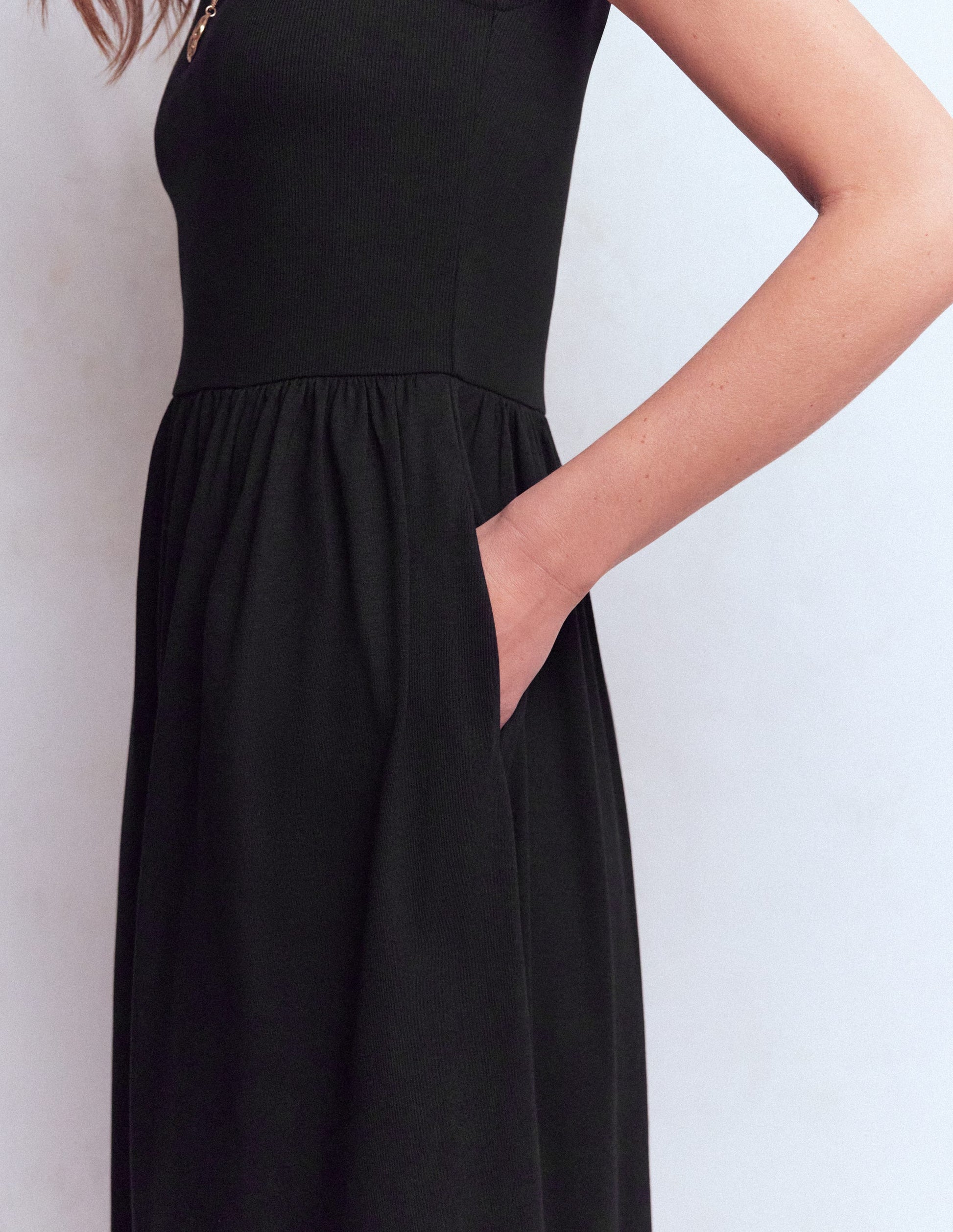 Kleid aus Materialmix mit U-Boot-Ausschnitt-Schwarz-2