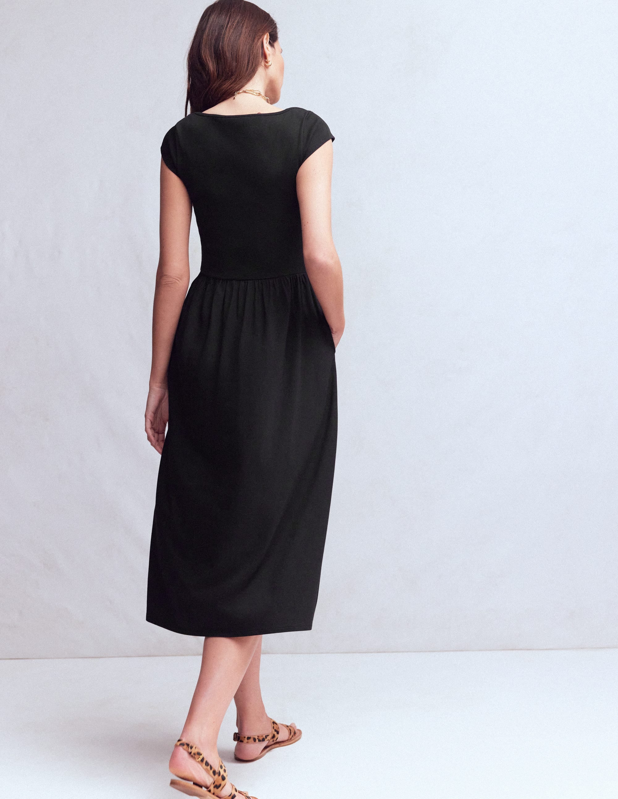 Kleid aus Materialmix mit U-Boot-Ausschnitt-Schwarz - Image 3