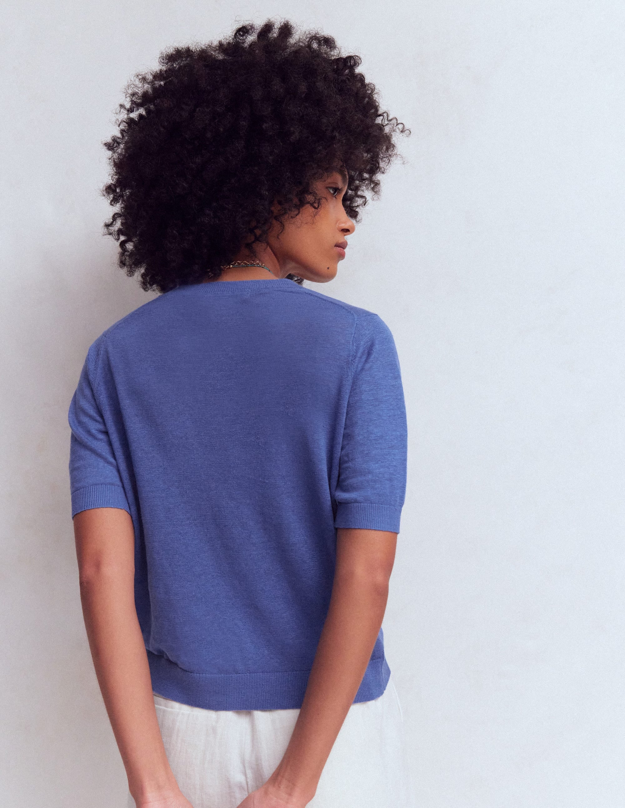 Agnes Leinen-T-Shirt mit V-Ausschnitt-Einfarbig Blau - Image 3