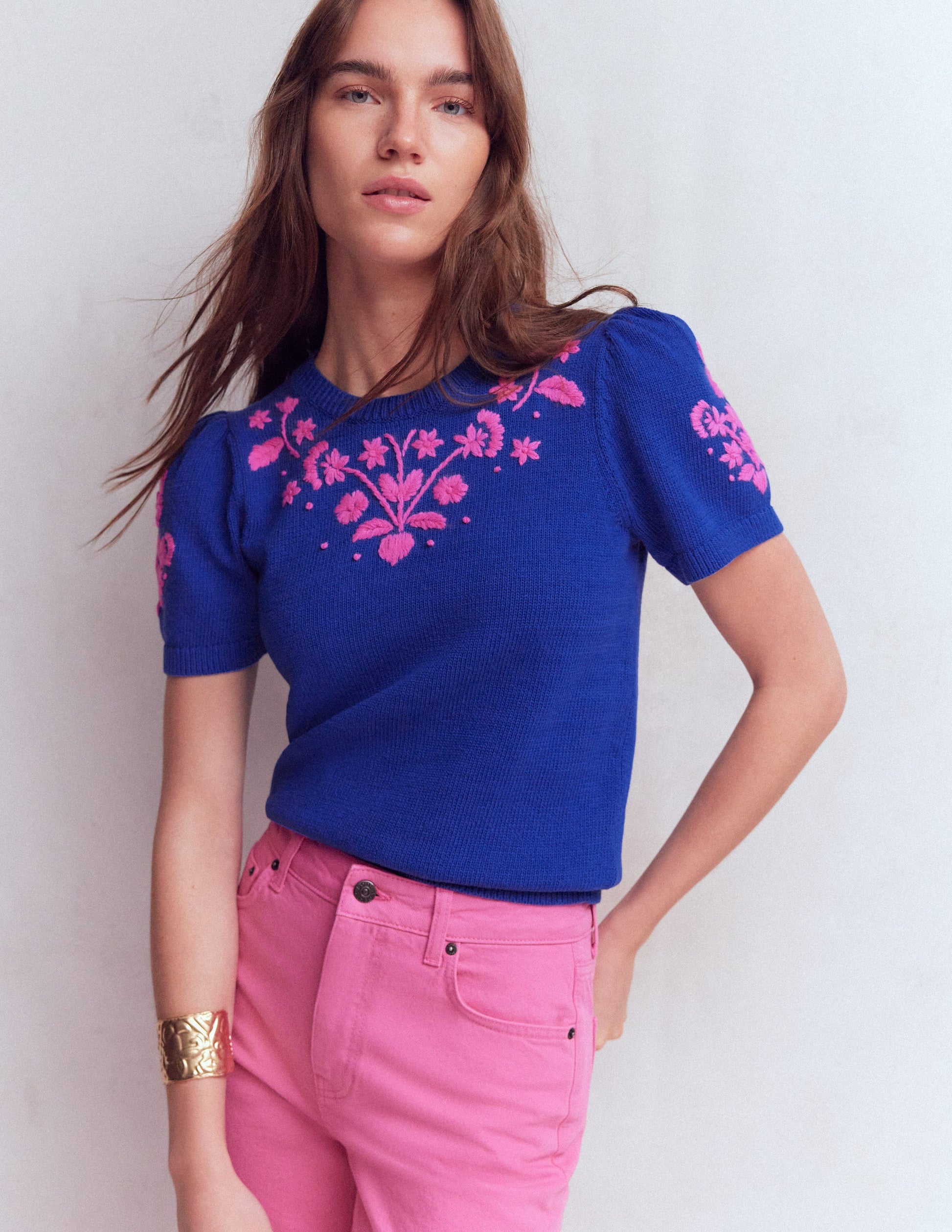 Monica Strick-T-Shirt-Blaue Stickerei-1