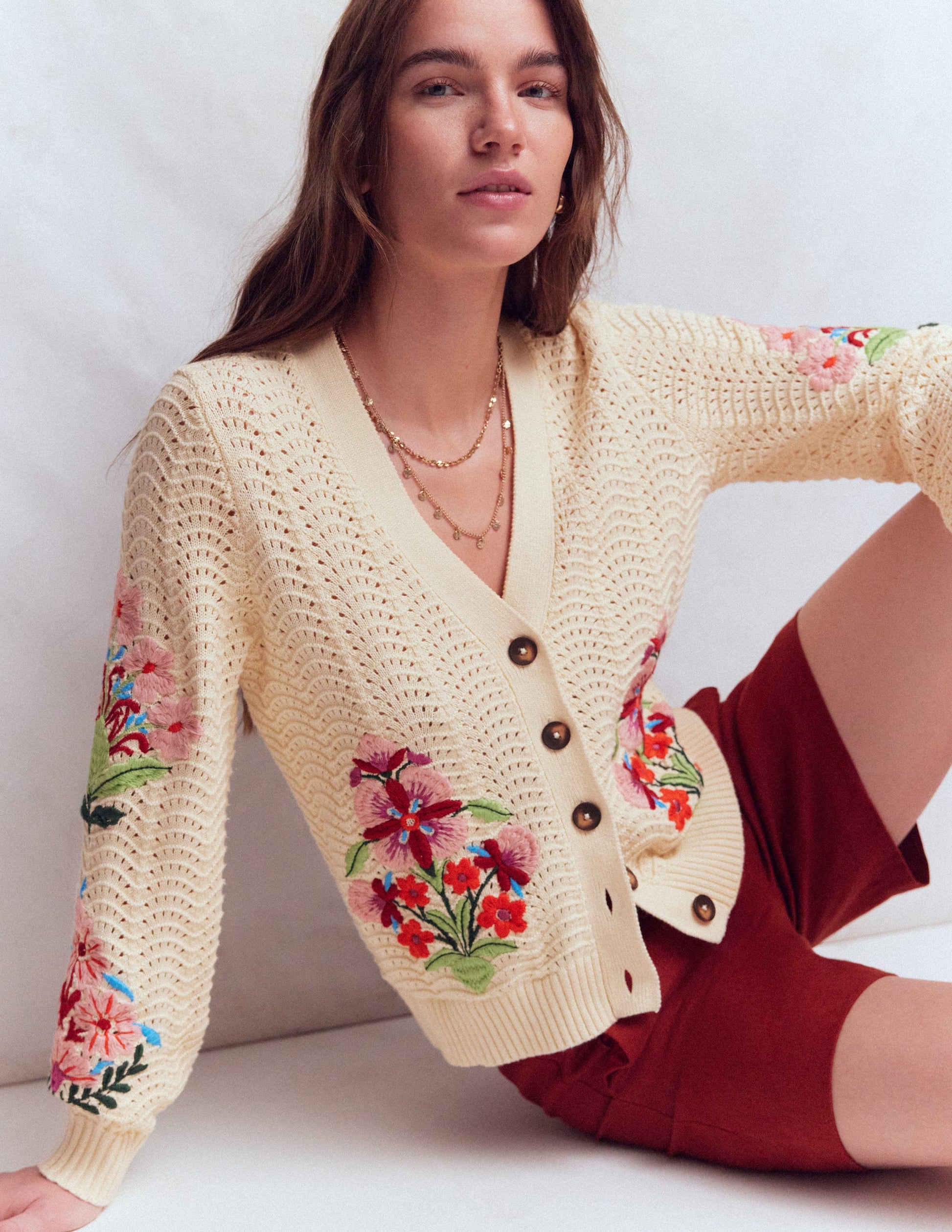 Lockere Baumwollstrickjacke mit Ziernaht-Naturweiß, Stickerei-1