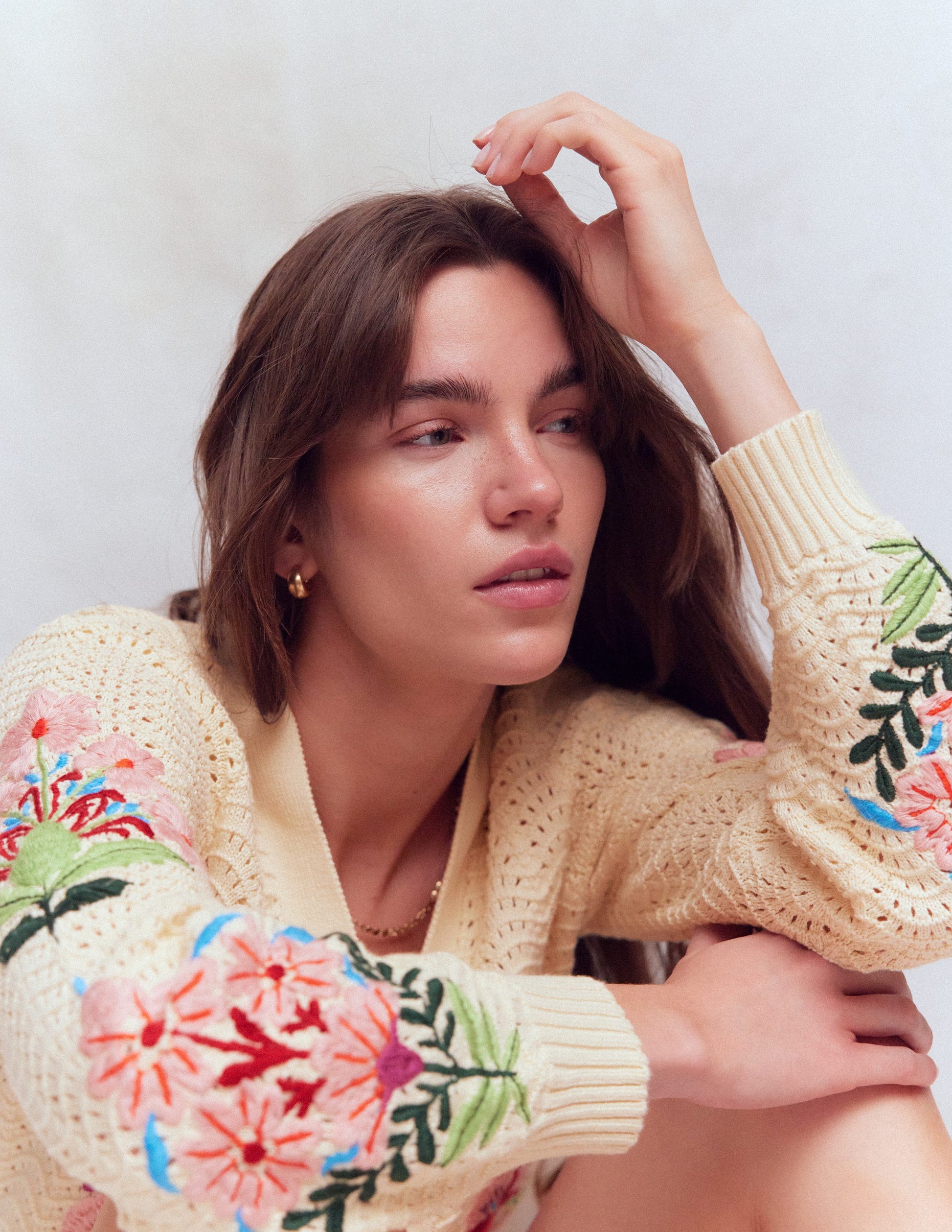 Lockere Baumwollstrickjacke mit Ziernaht-Naturweiß, Stickerei-2