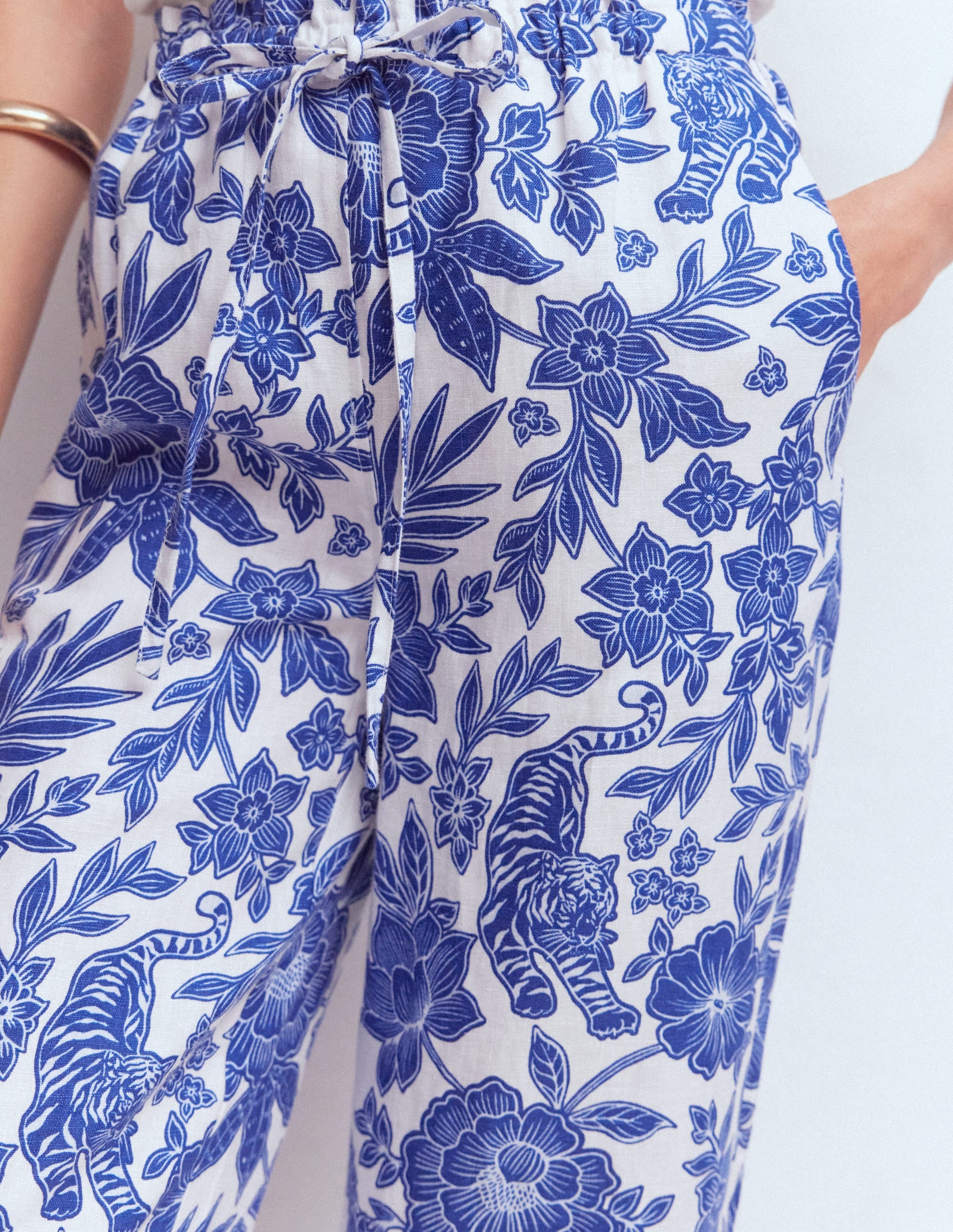 Pantacourt Islington en lin-Bleu mazarine, motif Tigers Paradise - Image 5