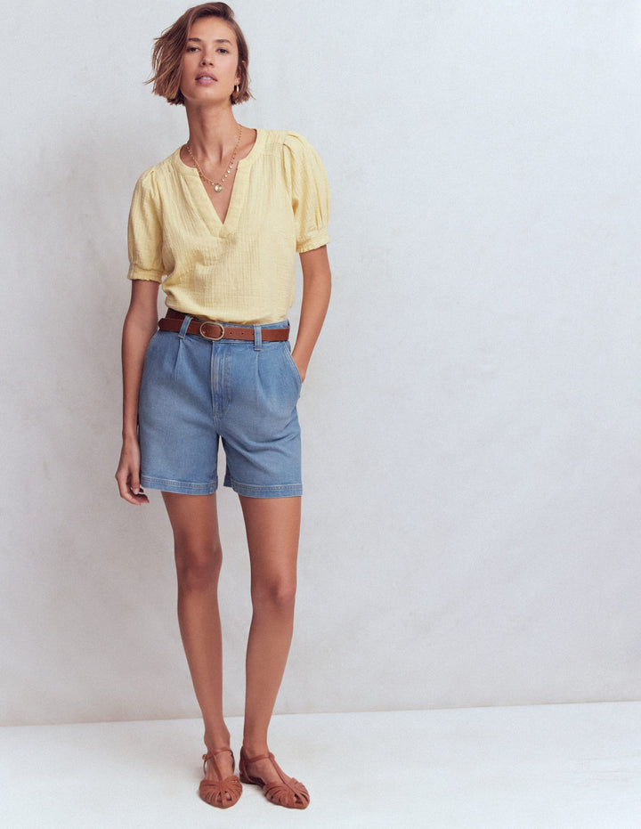 Jeansshorts mit Faltendetail vorn-Ausgeblichene Optik