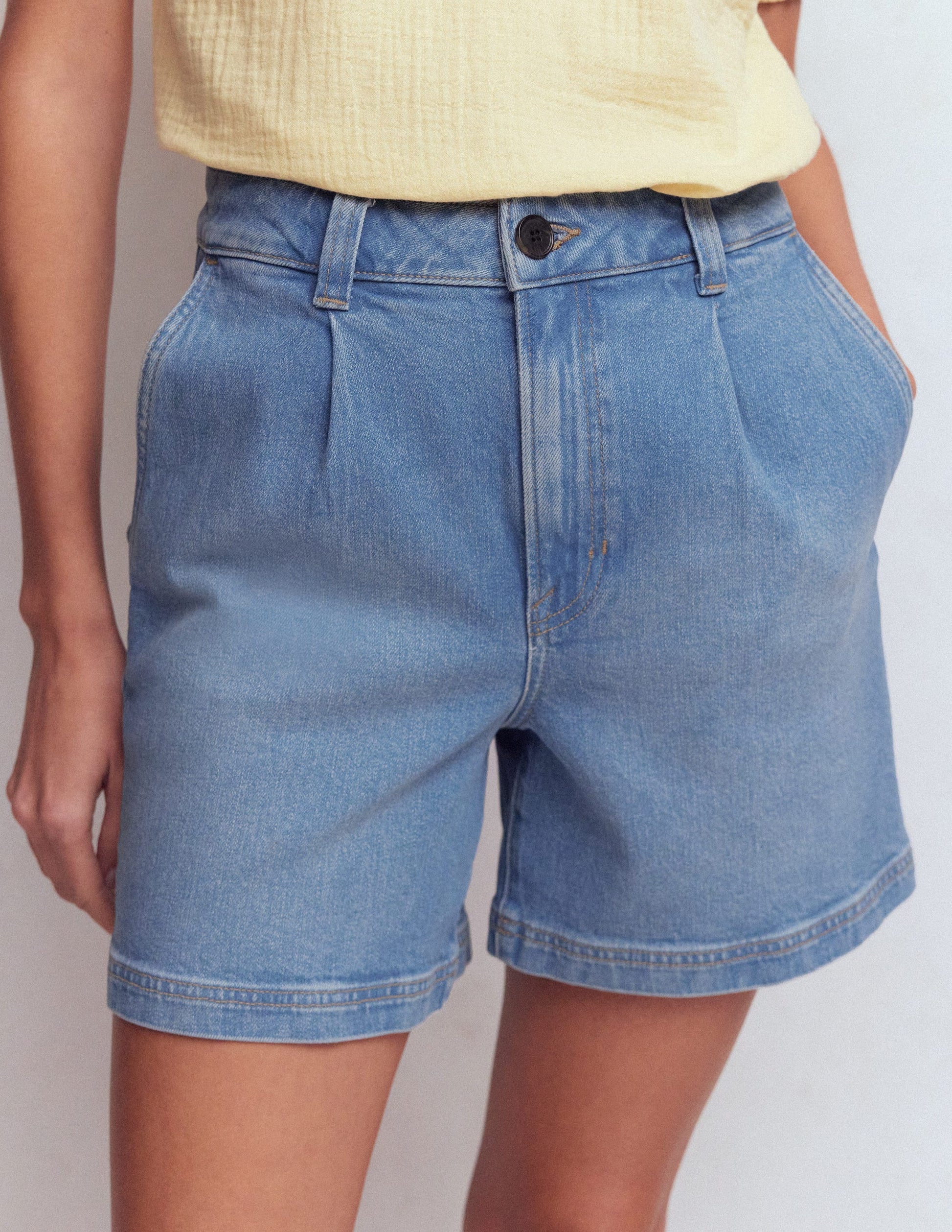 Jeansshorts mit Faltendetail vorn-Ausgeblichene Optik-2