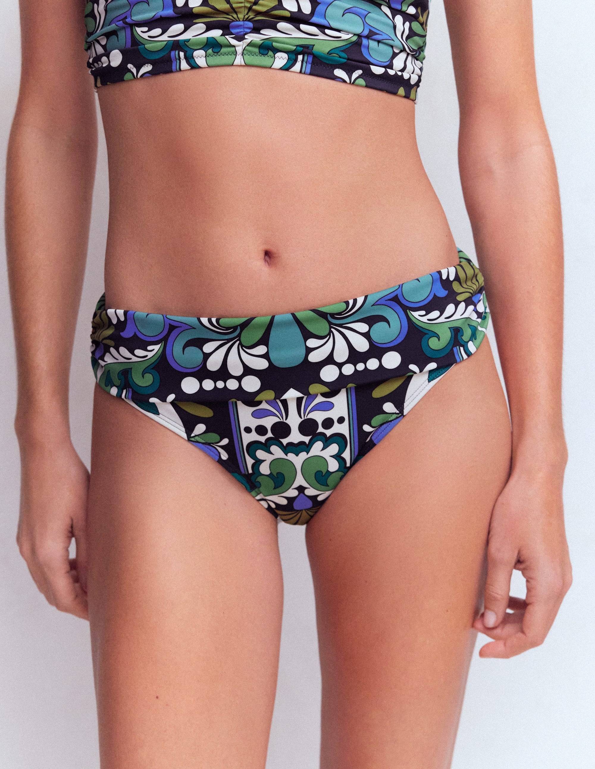 Klassische Bikinihose mit umgeschlagenem Bund-Französisches Marineblau, Blütengobelin - Image 4