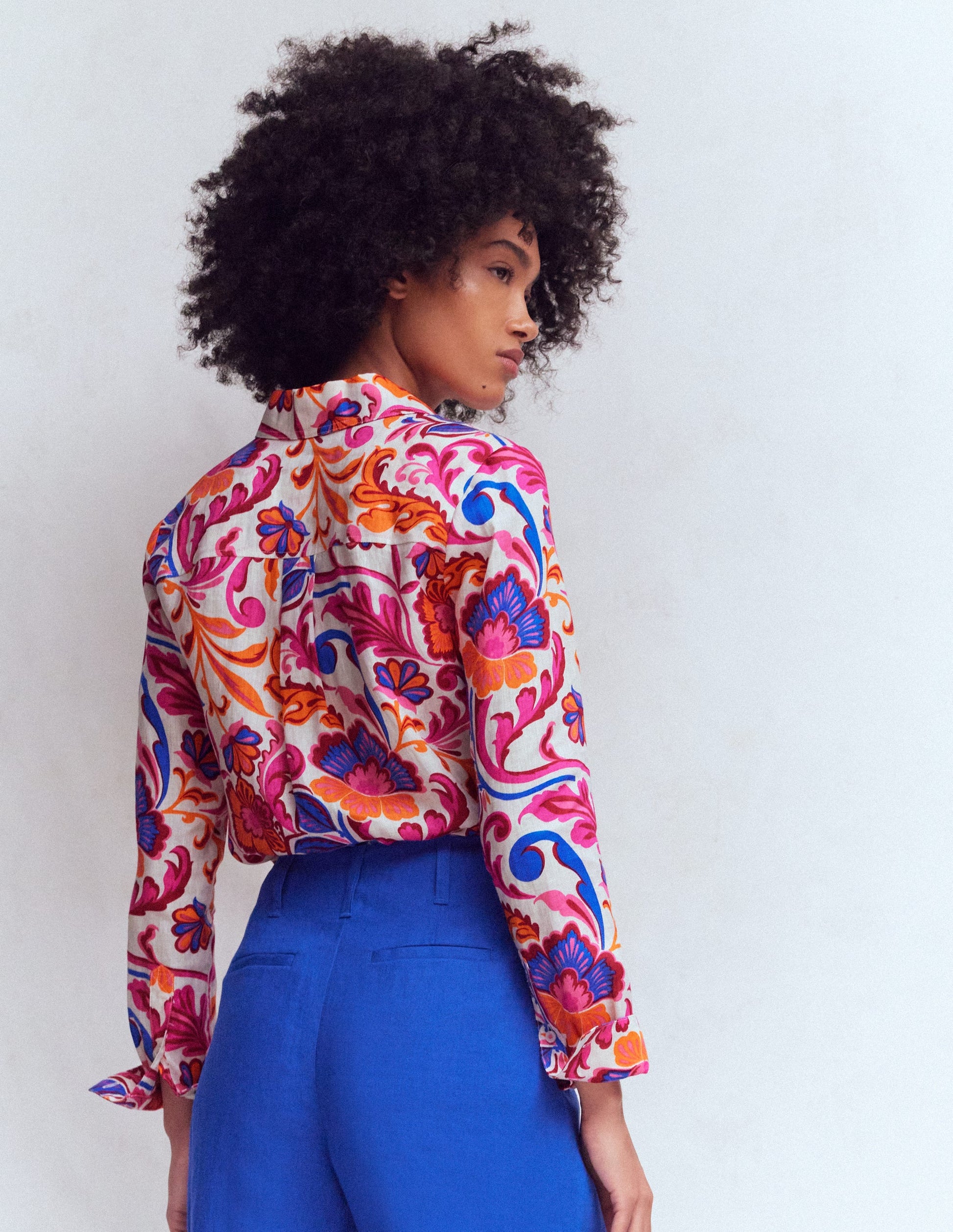 Chemise Sienna en lin-Punch rose, motif Flourishing Meadow-4