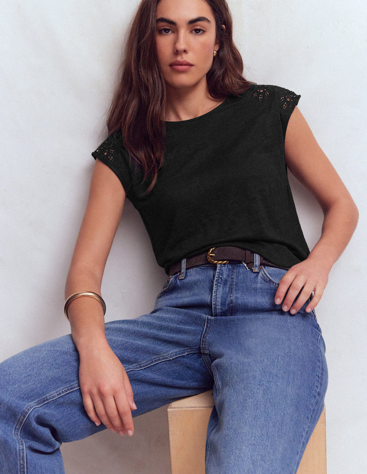 Tara Leinen-T-Shirt mit Cutwork-Schwarz