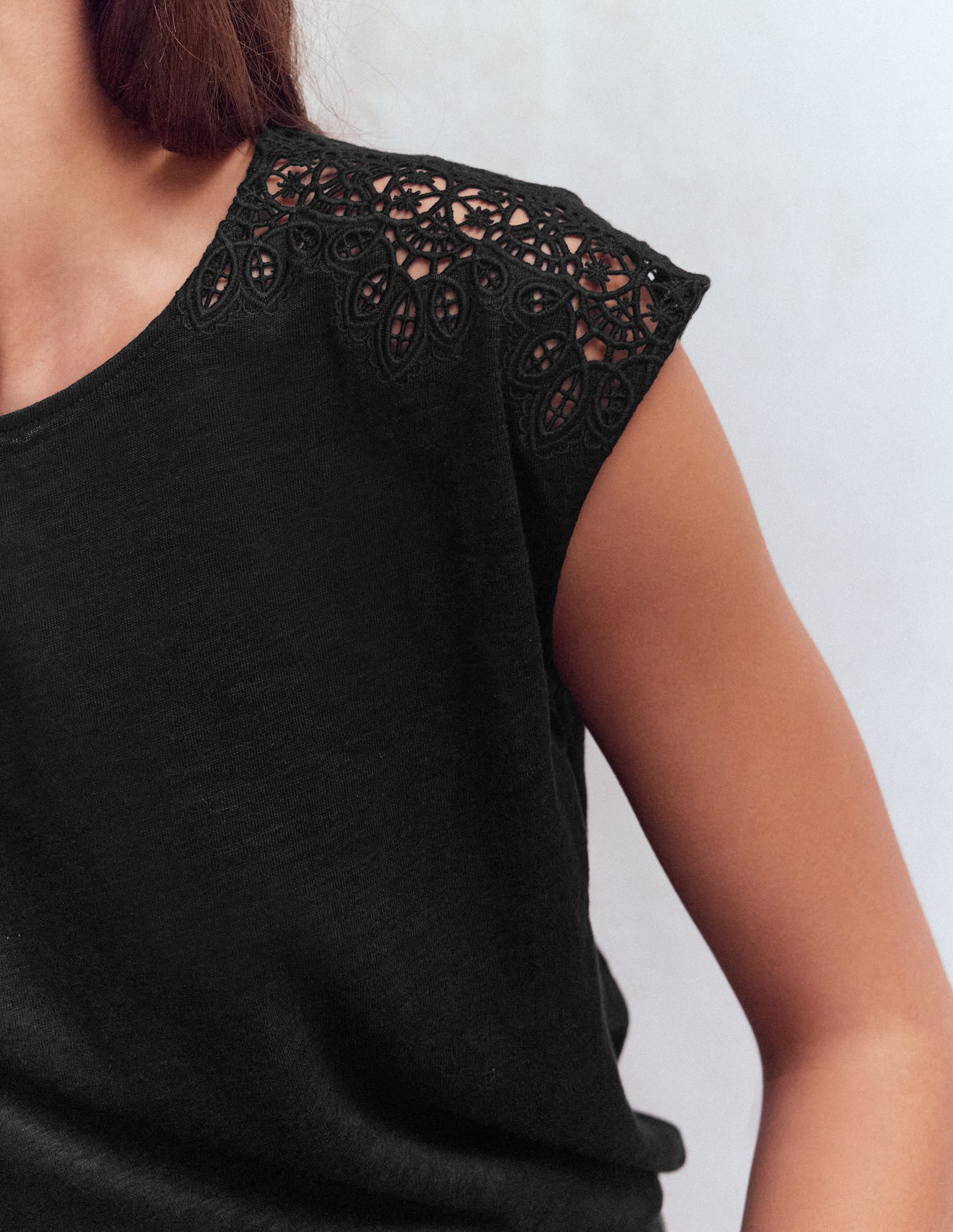 T-shirt Tara ajouré en lin-Noir - Image 2