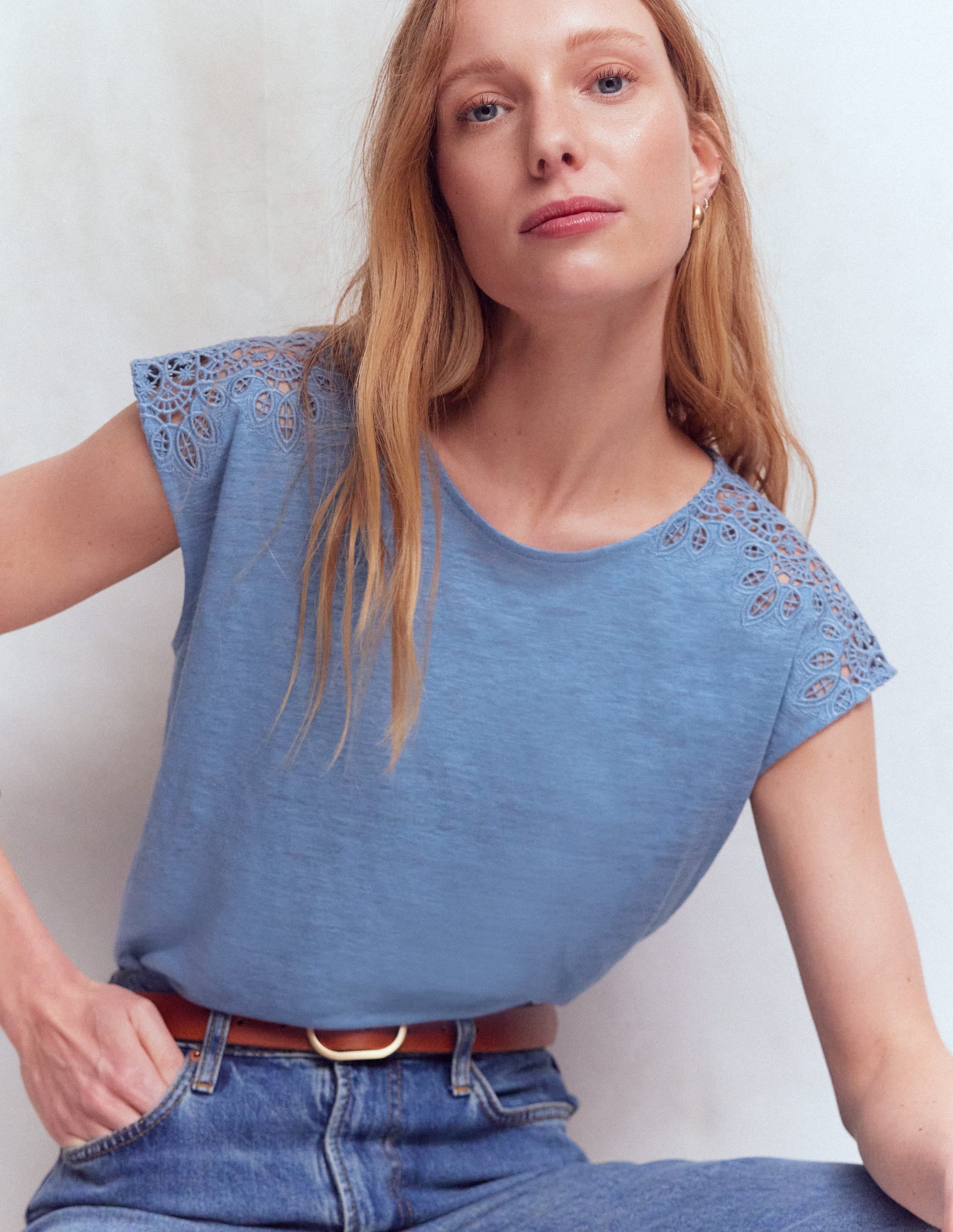 Tara Leinen-T-Shirt mit Cutwork-Ashleigh Blau - Image 1