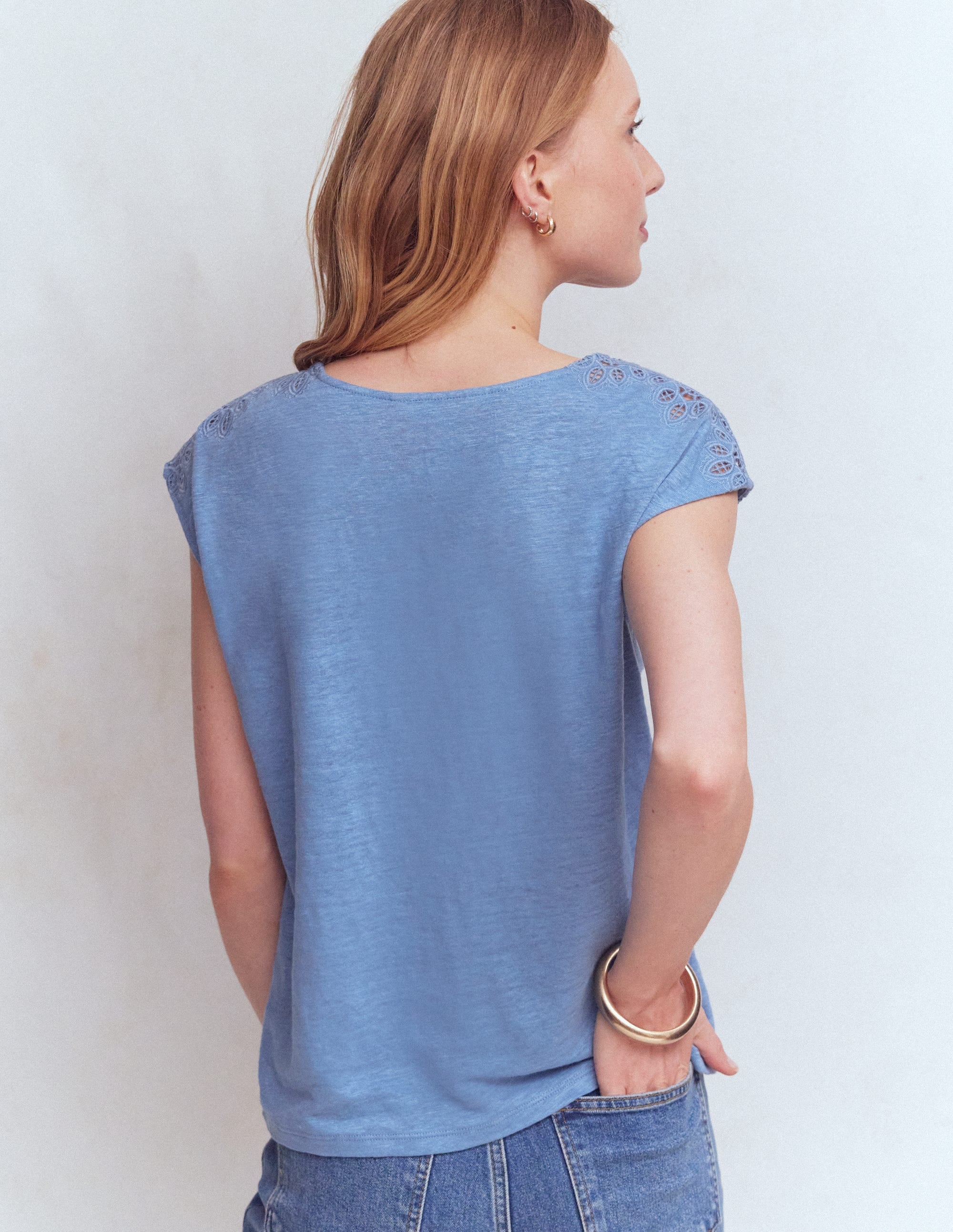 Tara Leinen-T-Shirt mit Cutwork-Ashleigh Blau - Image 3