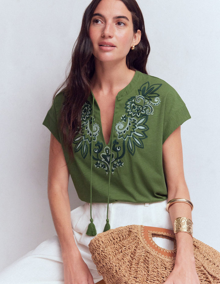 Nina T-Shirt mit gekerbtem Ausschnitt und Stickerei-Dunkles Teichgrün