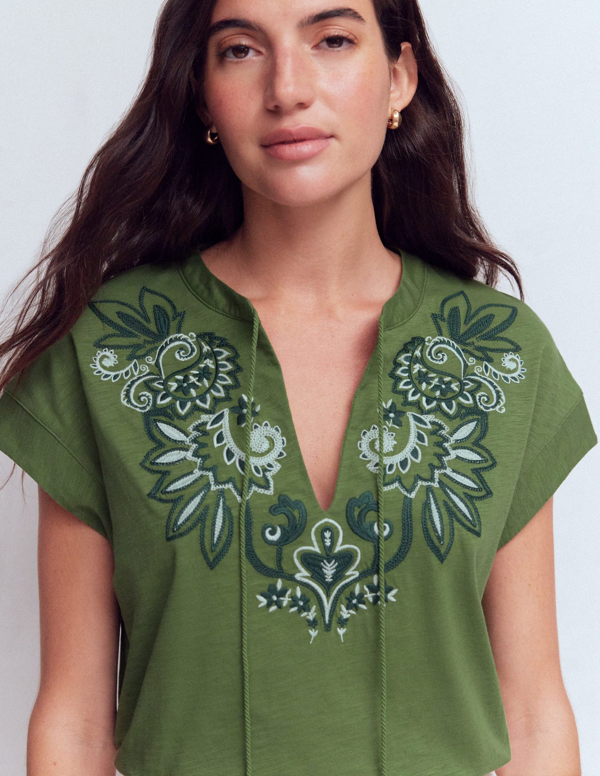 Nina T-Shirt mit gekerbtem Ausschnitt und Stickerei-Dunkles Teichgrün-2