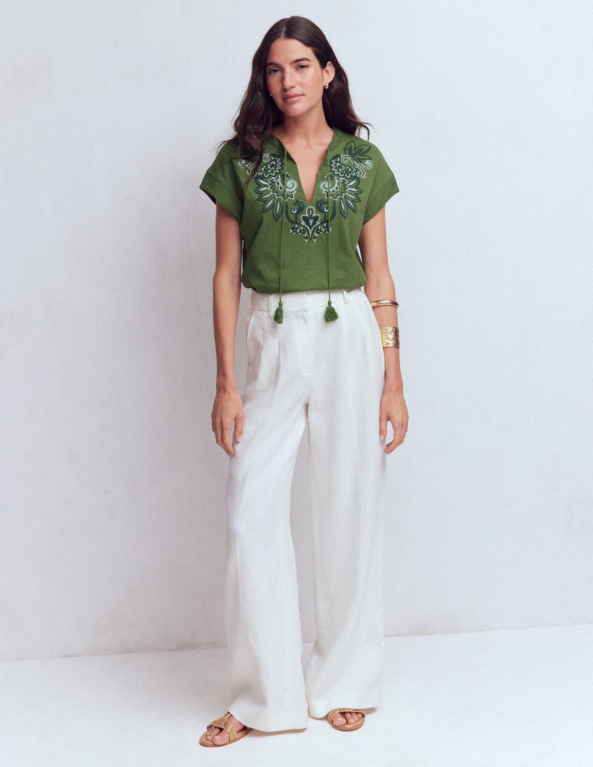 Nina T-Shirt mit gekerbtem Ausschnitt und Stickerei-Dunkles Teichgrün-4