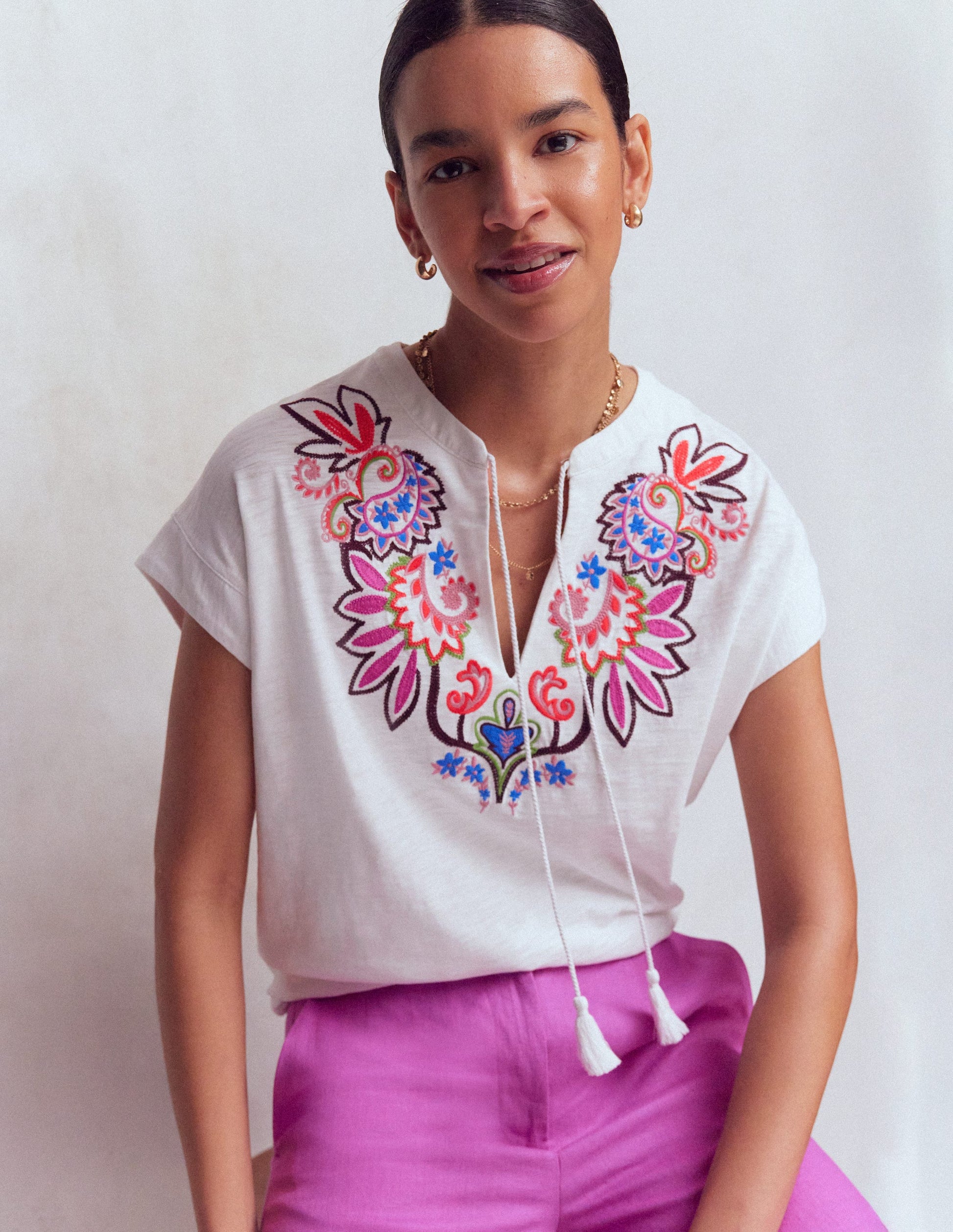 Nina T-Shirt mit gekerbtem Ausschnitt und Stickerei-Weiß – Bunte Stickerei-2