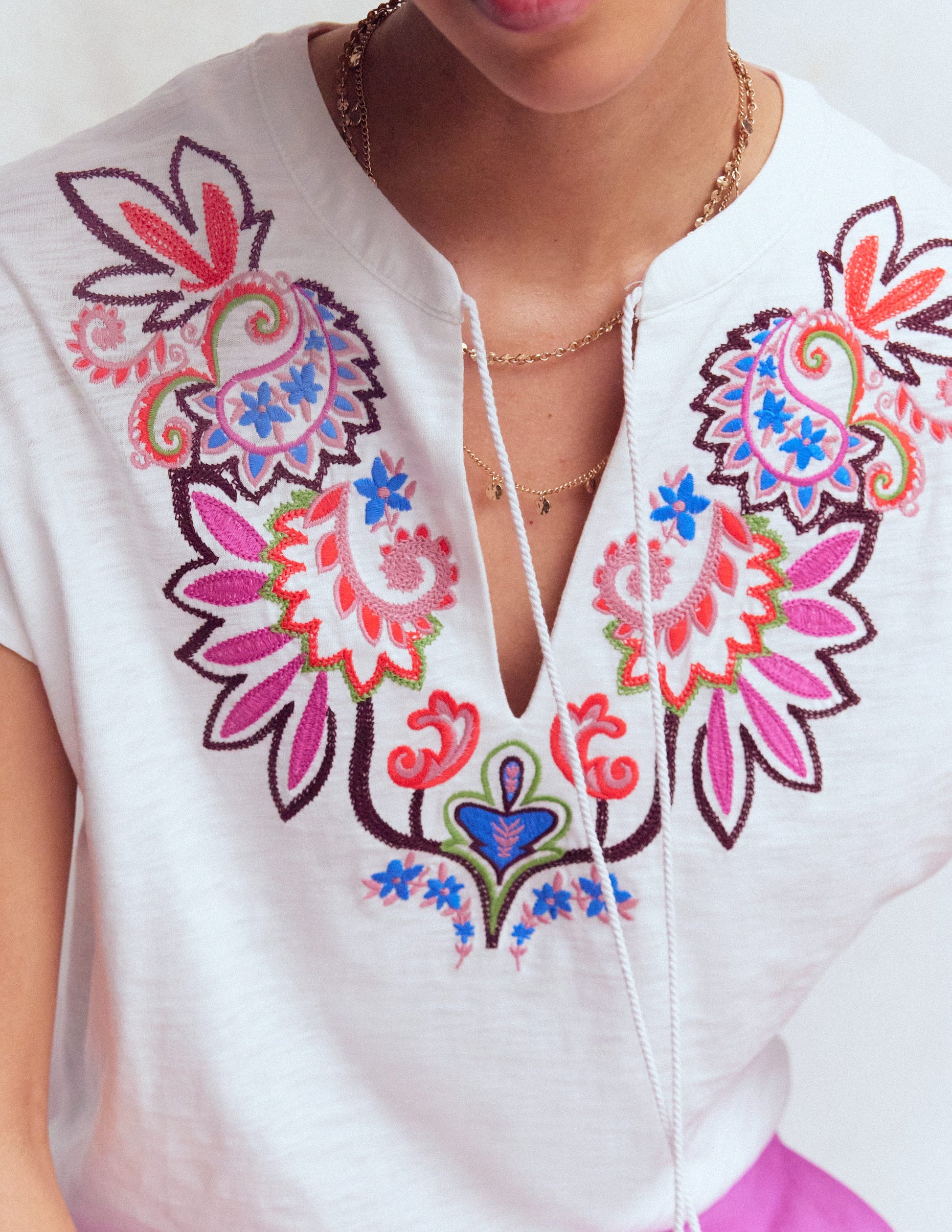 Nina T-Shirt mit gekerbtem Ausschnitt und Stickerei-Weiß – Bunte Stickerei-3