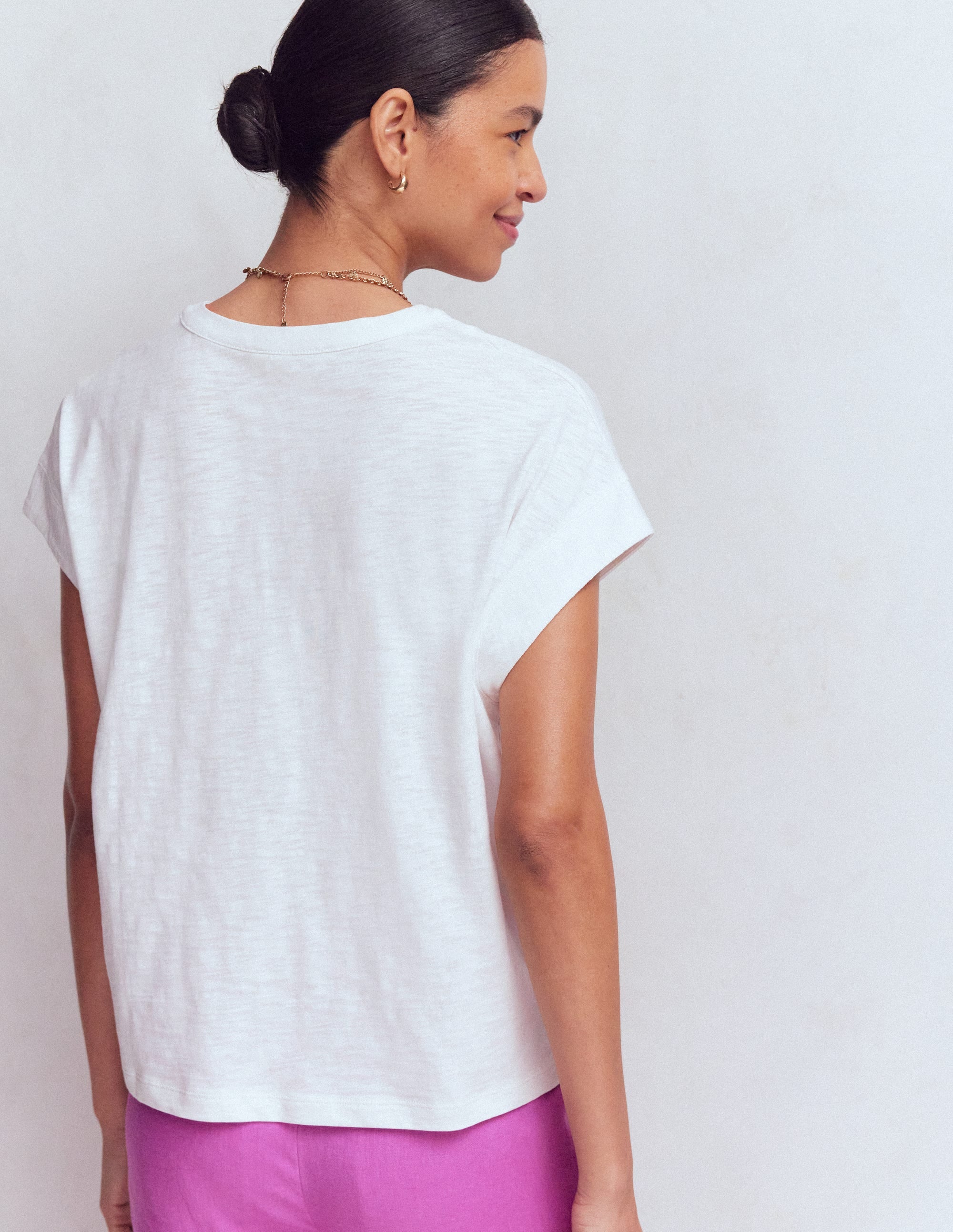 Nina T-Shirt mit gekerbtem Ausschnitt und Stickerei-Weiß – Bunte Stickerei - Image 3