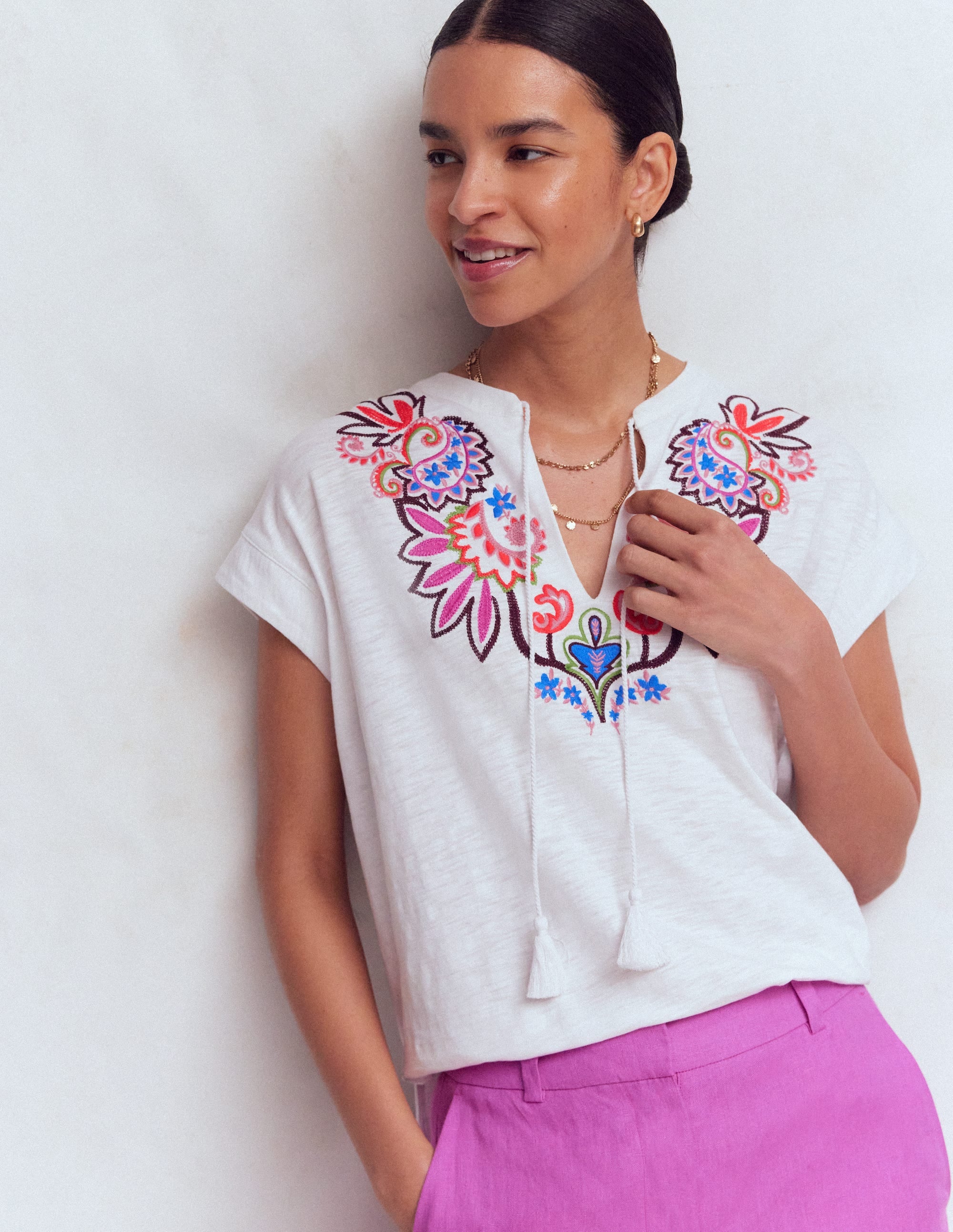 Nina T-Shirt mit gekerbtem Ausschnitt und Stickerei-Weiß – Bunte Stickerei - Image 4