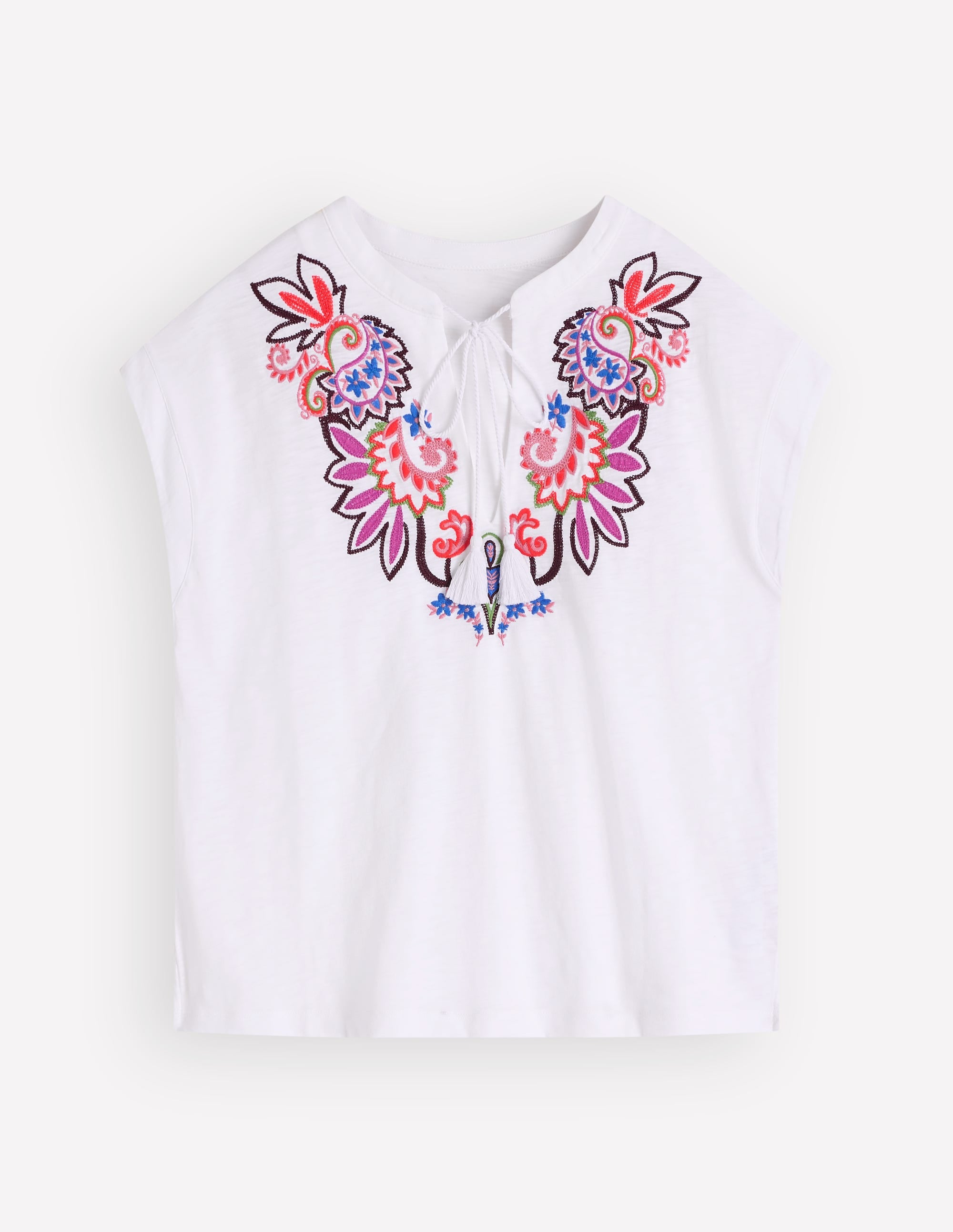 Nina T-Shirt mit gekerbtem Ausschnitt und Stickerei-Weiß – Bunte Stickerei - Image 6