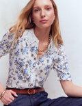 Nessa Bluse mit Lochstickerei am Kragen-Naturweiß, Blaue Blütenpracht