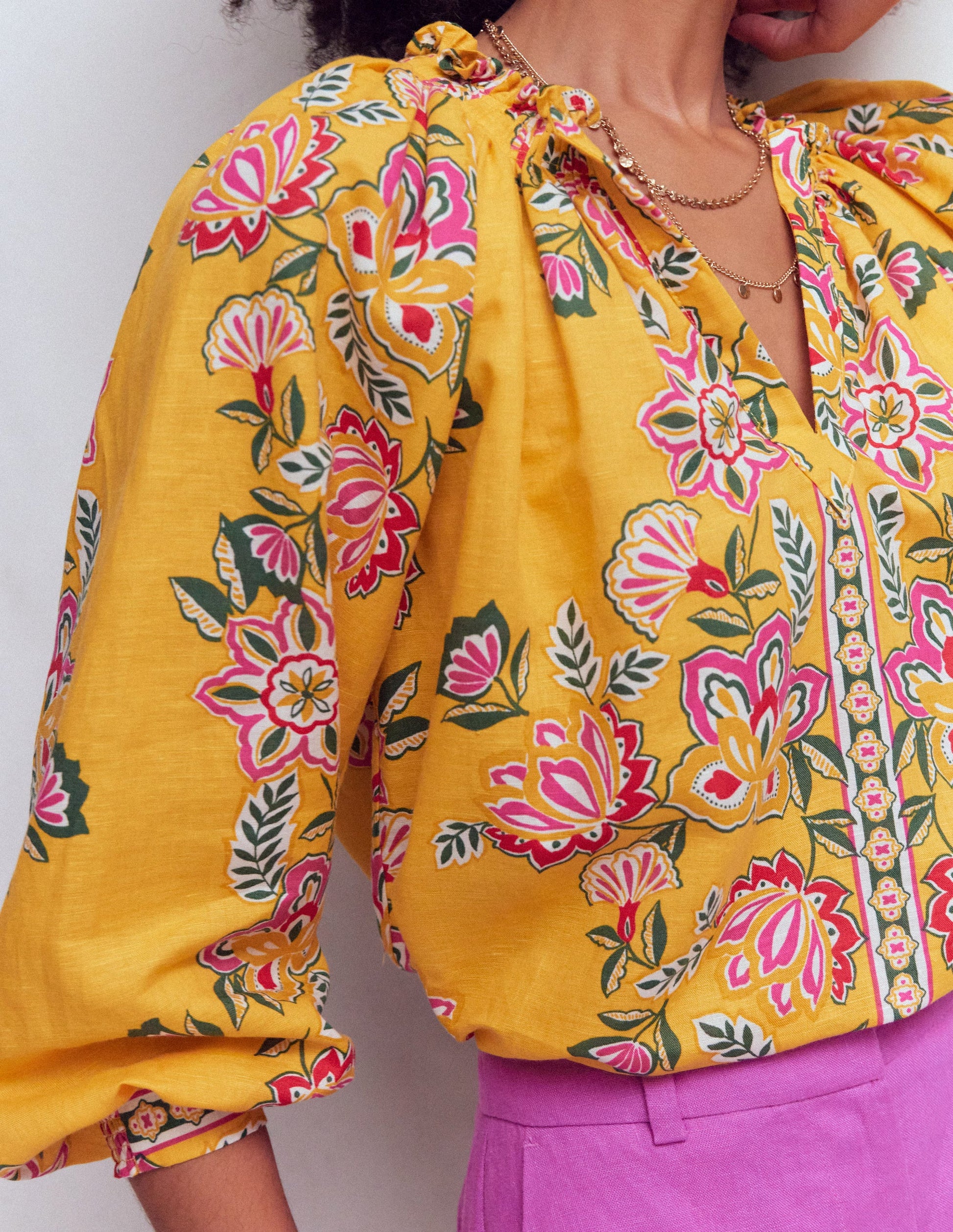 Serena Leinenoberteil mit Faltendetail am Ausschnitt-Gelb, Blüten-Eleganz-4