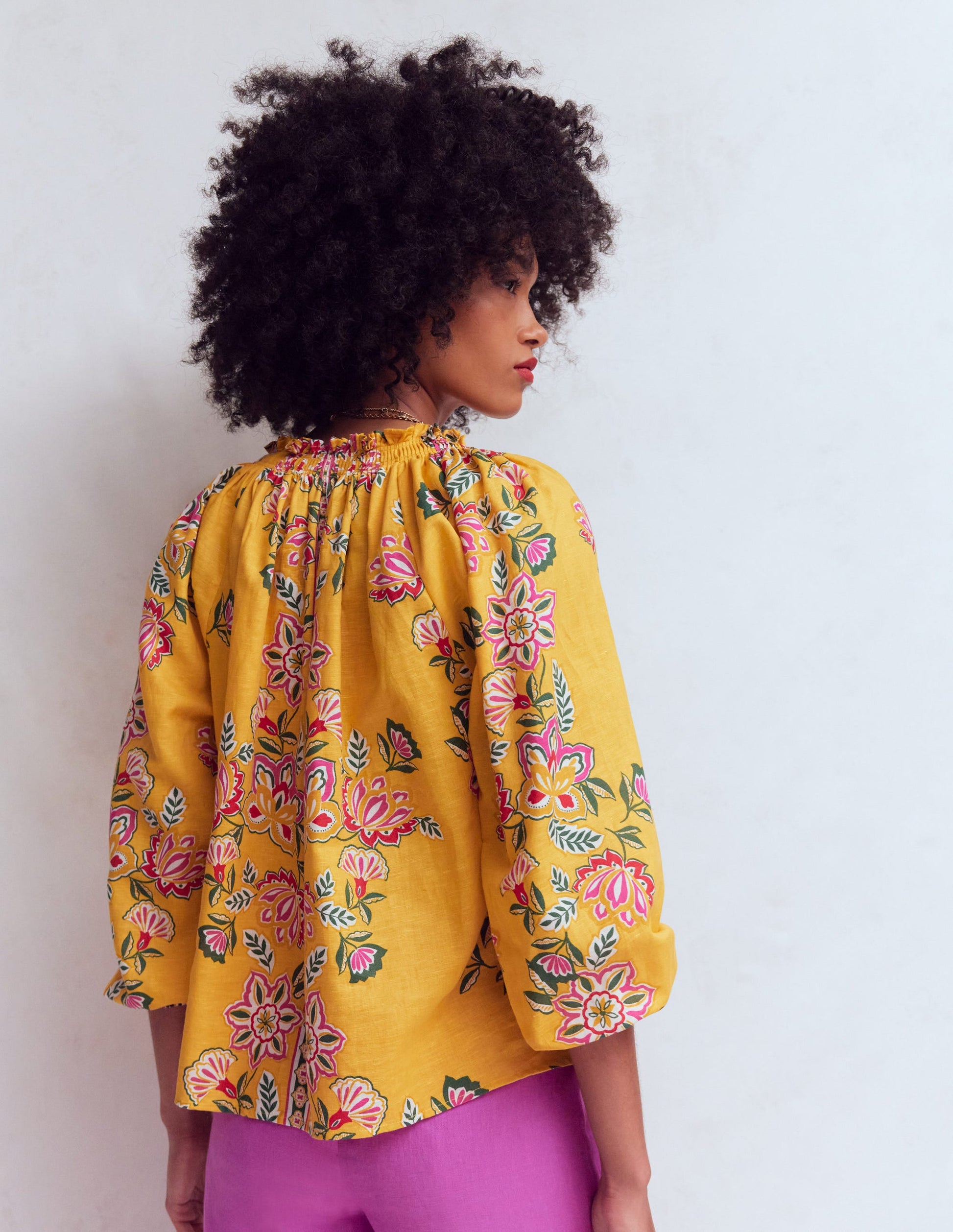 Serena Leinenoberteil mit Faltendetail am Ausschnitt-Gelb, Blüten-Eleganz-5