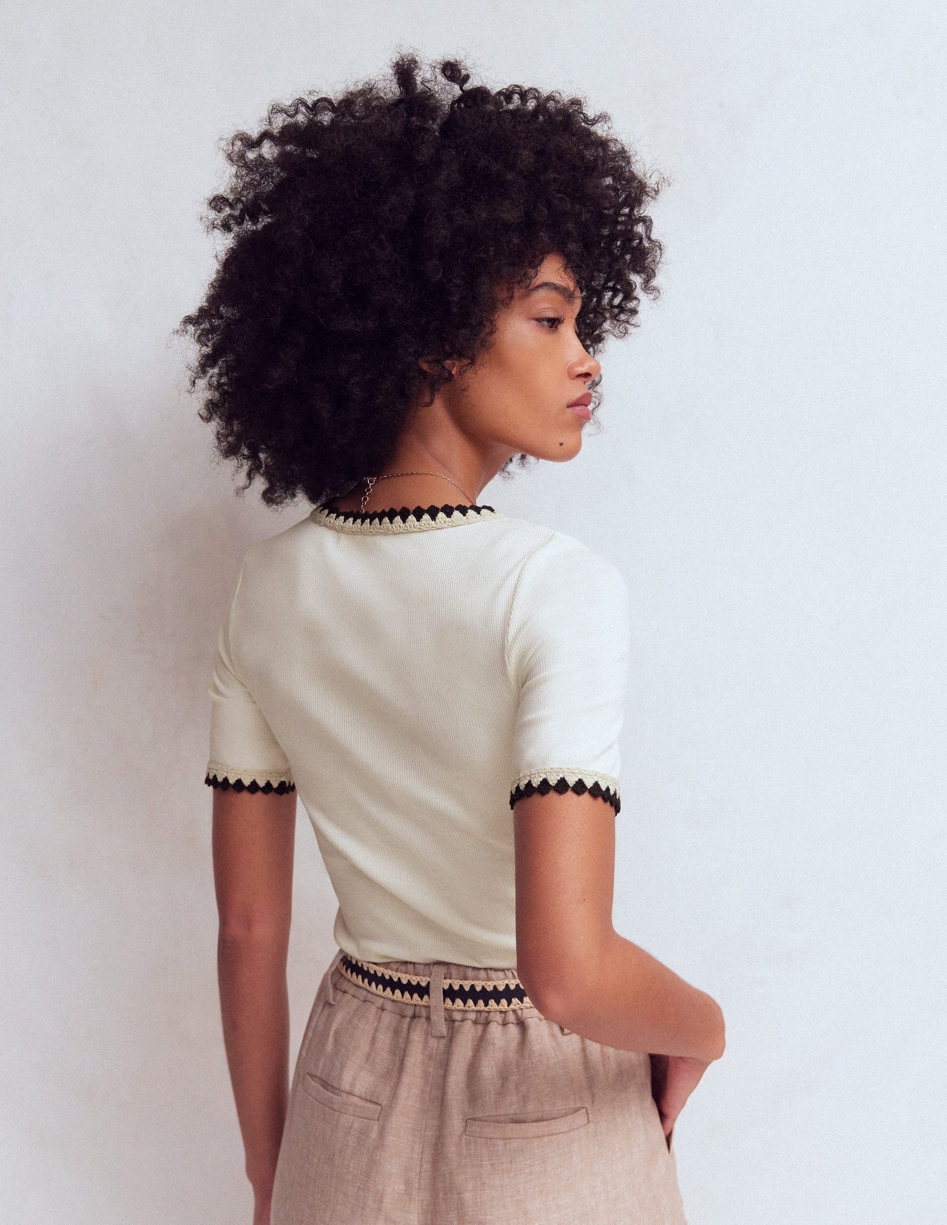 Maddie T-Shirt mit Besatz-Naturweiß mit Schwarz-3