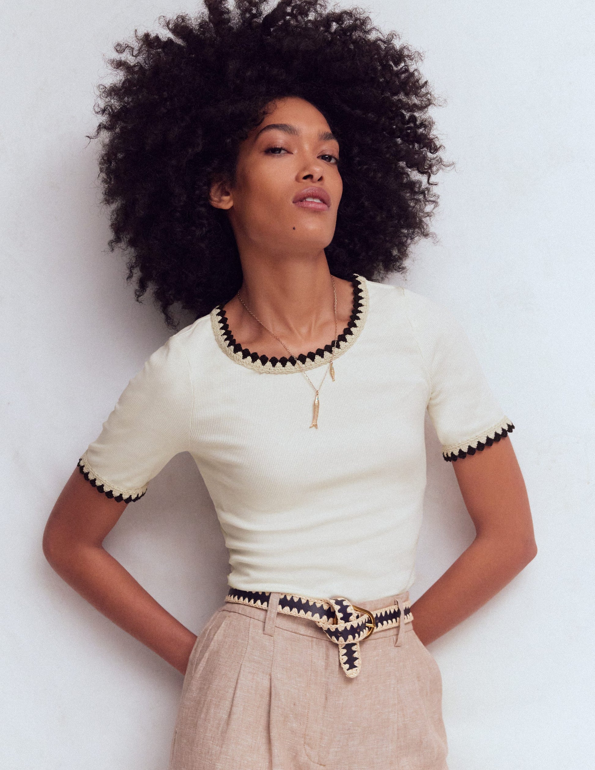 Maddie T-Shirt mit Besatz-Naturweiß mit Schwarz-4